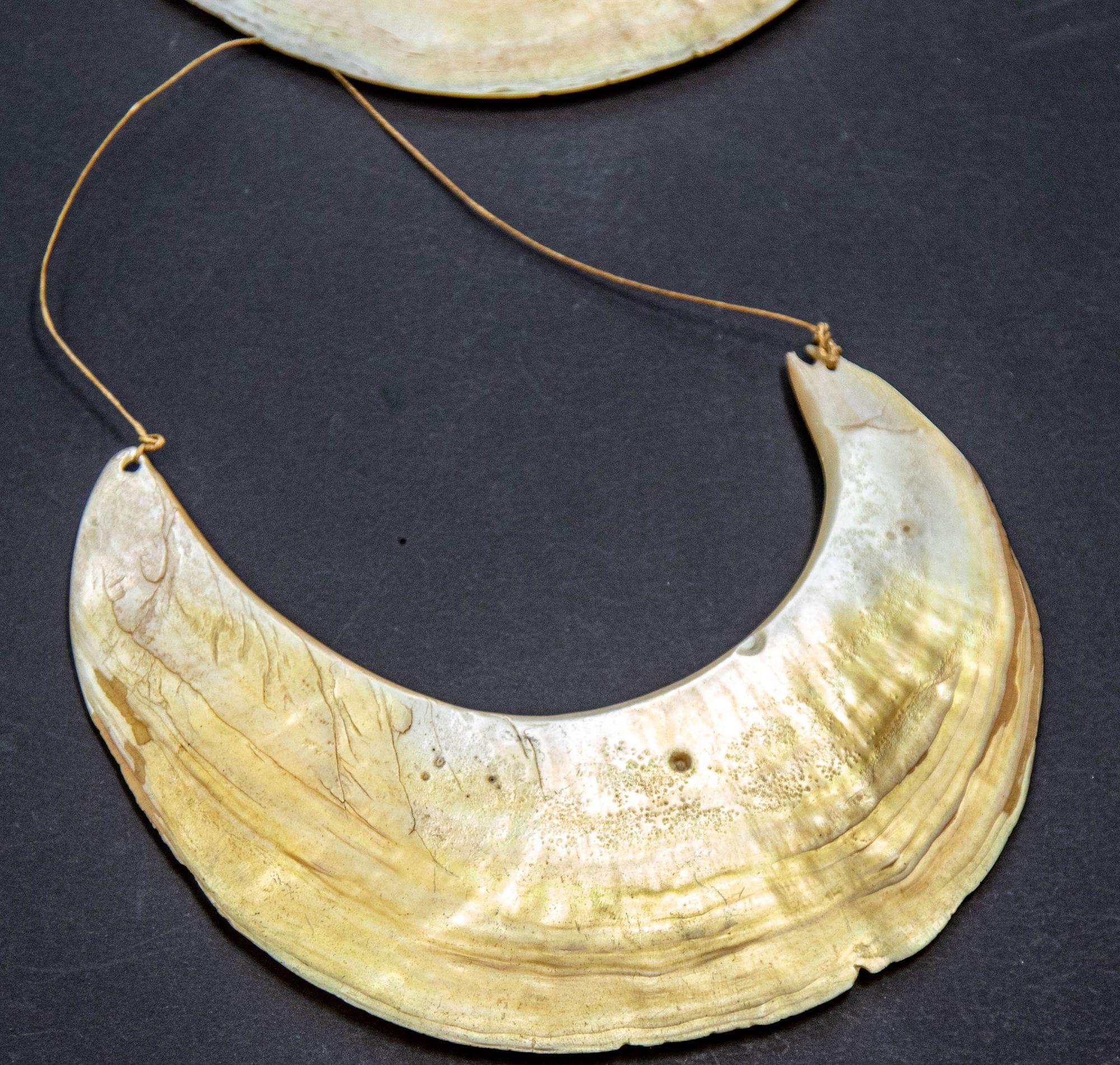 Set von 3 antiken Halbmond-Halsketten aus Papua-Neuguinea-Muscheln, ethnischer Stammes Kina im Angebot 2