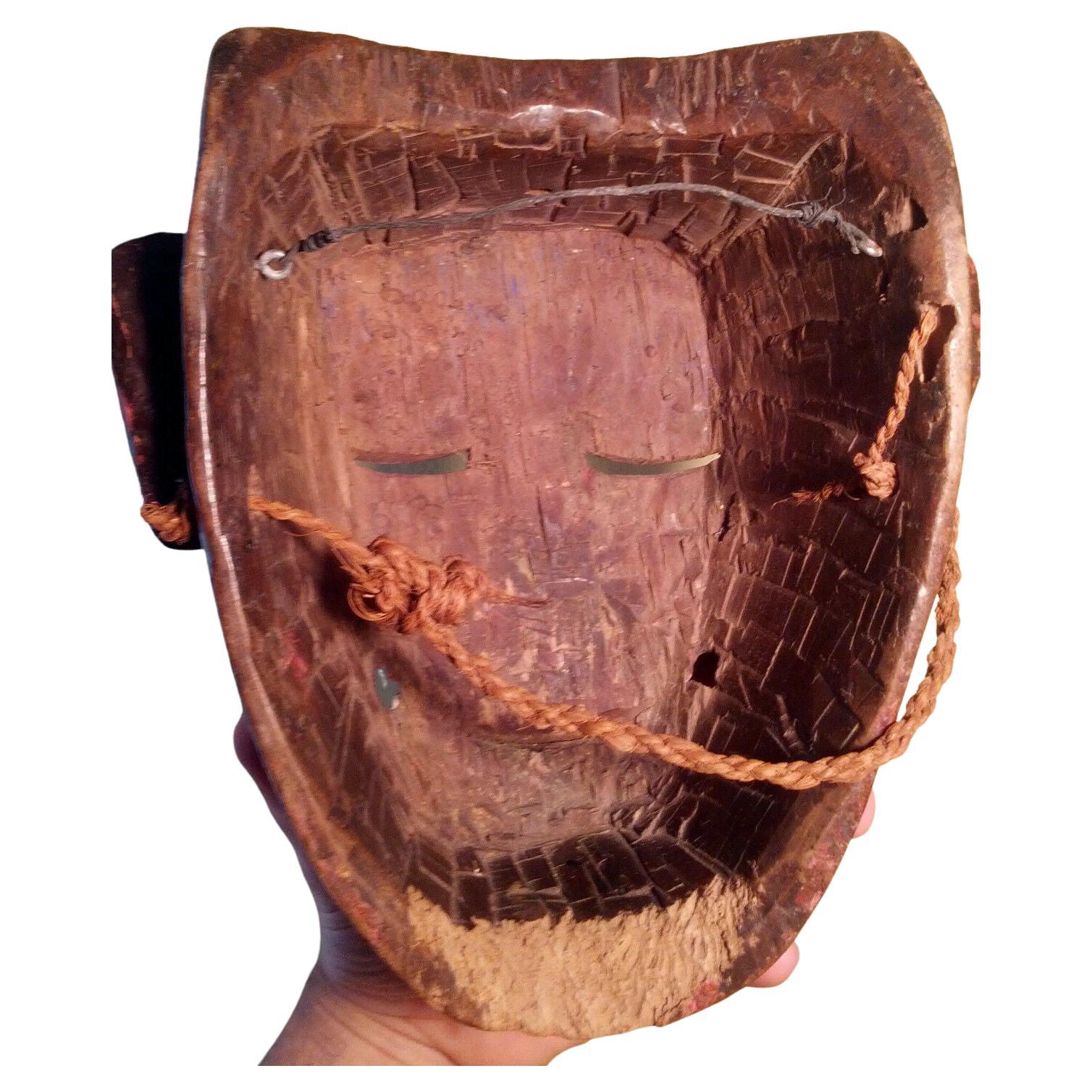 Masque de danse ethnographique ancien en bois polychrome du Sri Lanka Pita Sanniya Bon état - En vente à Brunswick, ME