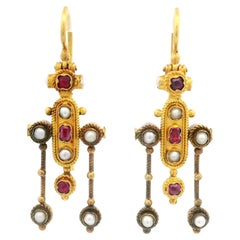 Pendientes colgantes antiguos de oro de 18 quilates con detalles de rubíes y perlas de collar