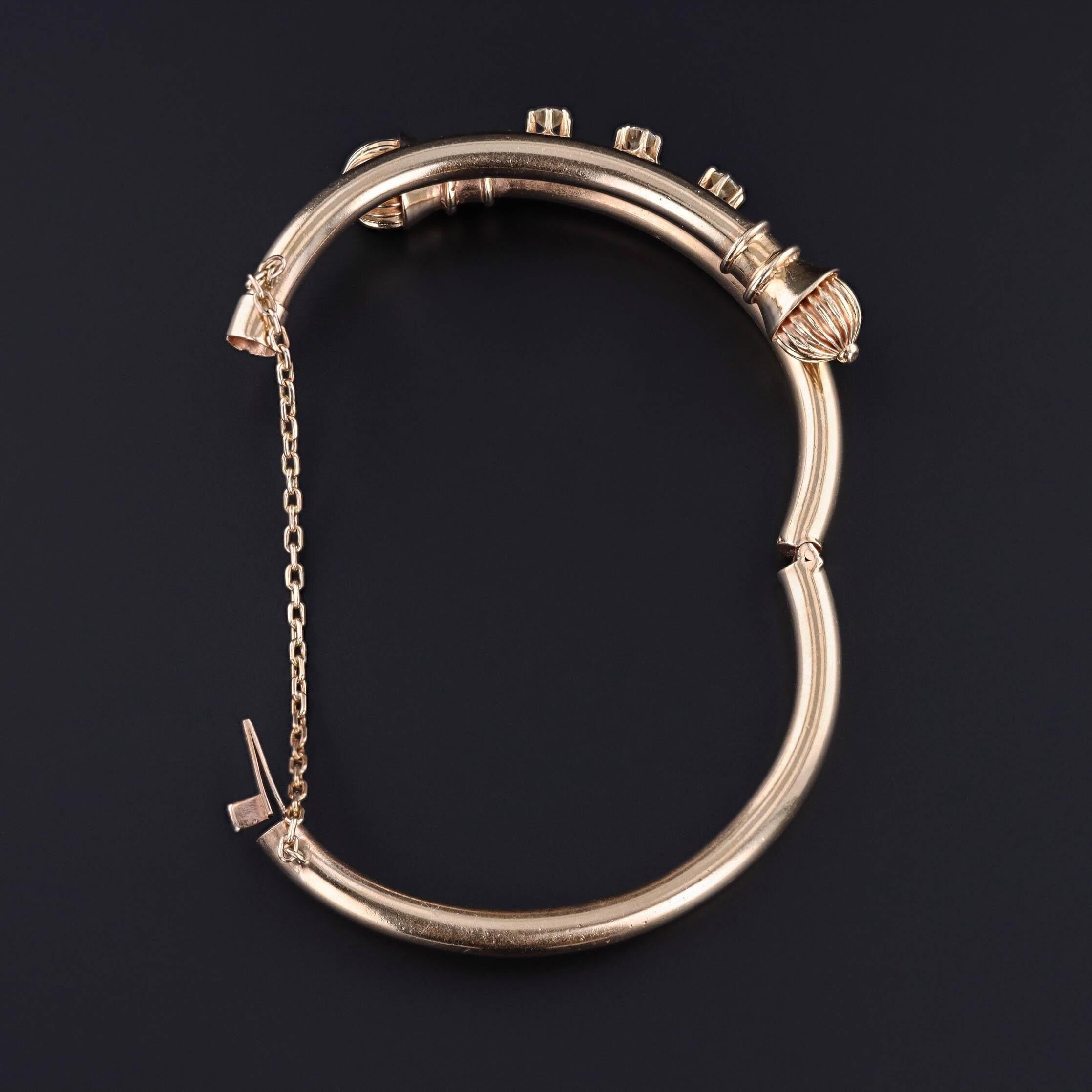 Antiker Armreif der etruskischen Wiedergeburt: Dieser antike Armreif aus 14-karätigem Gold (um 1880-1900) weist ein Crossover-Design mit drei Diamanten im Übergangsschliff mit einem Gewicht von etwa 0,45 ct auf.

Der Armreif misst 2,1 mal 1,8