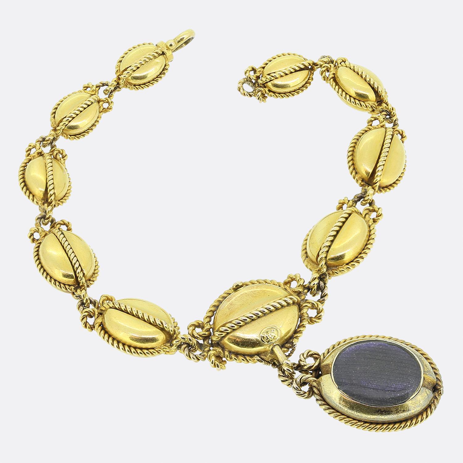 Voici un charmant bracelet qui rend hommage de manière experte à un style étrusque. Cette pièce victorienne a été fabriquée en or jaune 18ct et présente une série de maillons ovales, chacun orné de détails de corde complexes, créant une riche