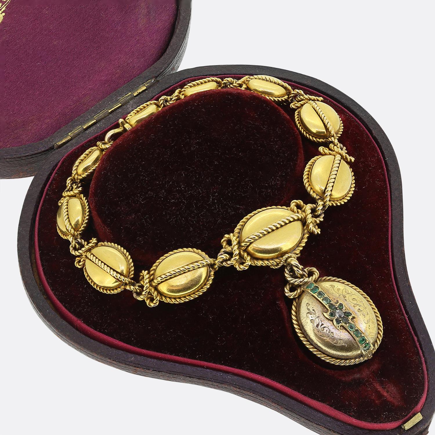 Taille ronde Antique Revival Emeraude et Diamant Bracelet en forme de médaillon en vente