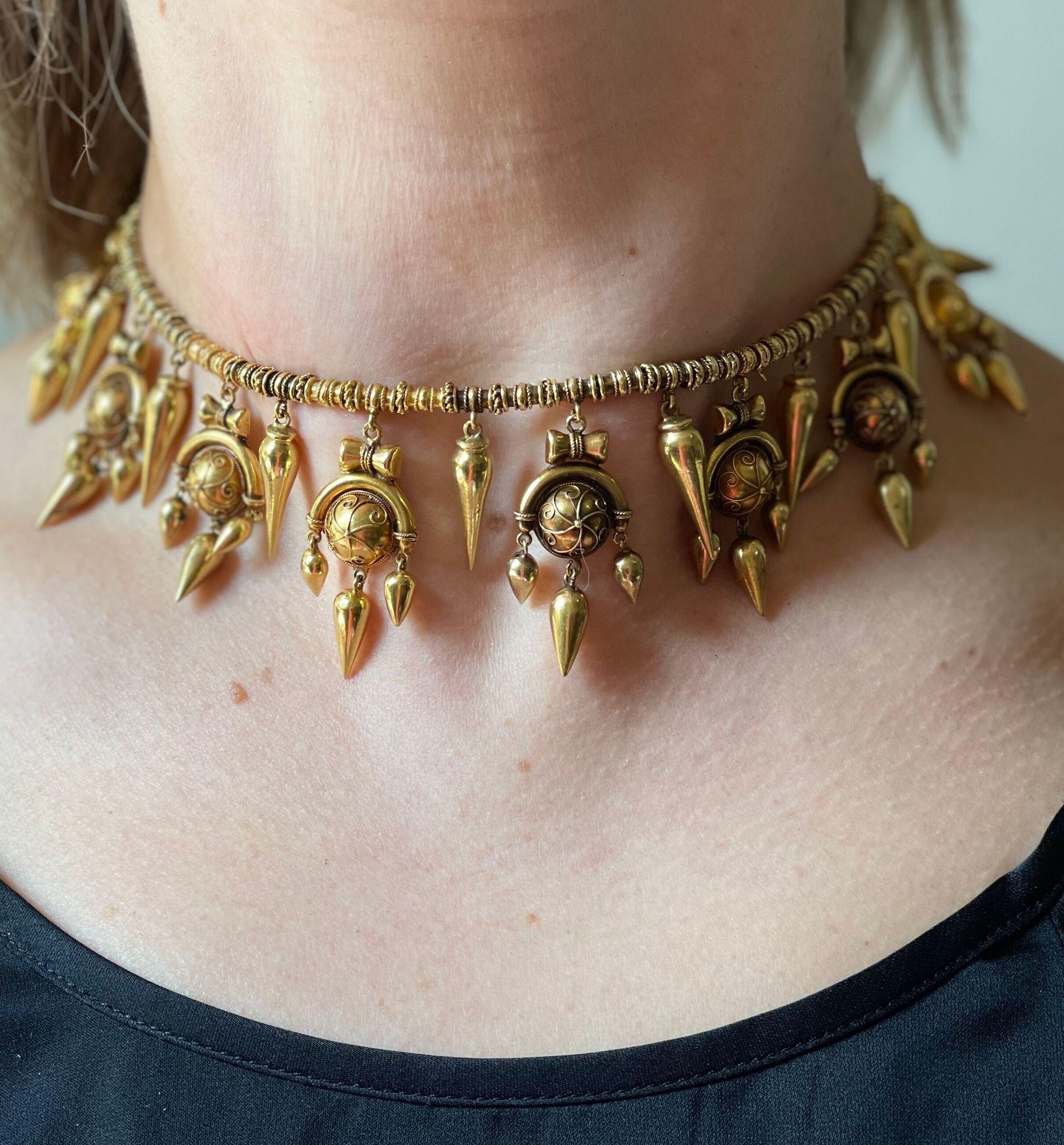 Antike Etruscan Revival 18k Gold Halskette mit Tropfen Anhänger rundum.  Die Halskette weist eine originale Goldpatina auf, die dem Stück einen einzigartigen und tiefen Farbton verleiht. Halskette uns 14