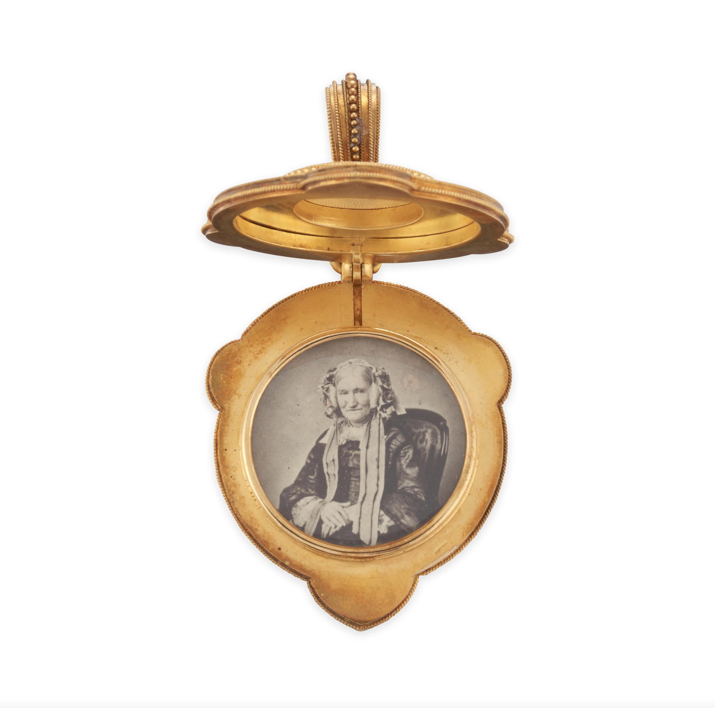 Médaillon ancien en or de style néo-étrusque

Détails :
Le médaillon en forme est rehaussé de perles et de cordages.
Poids : 26.6 grammes
Timbre d'importation française, longueur 2 1/2 in.

En excellent état.