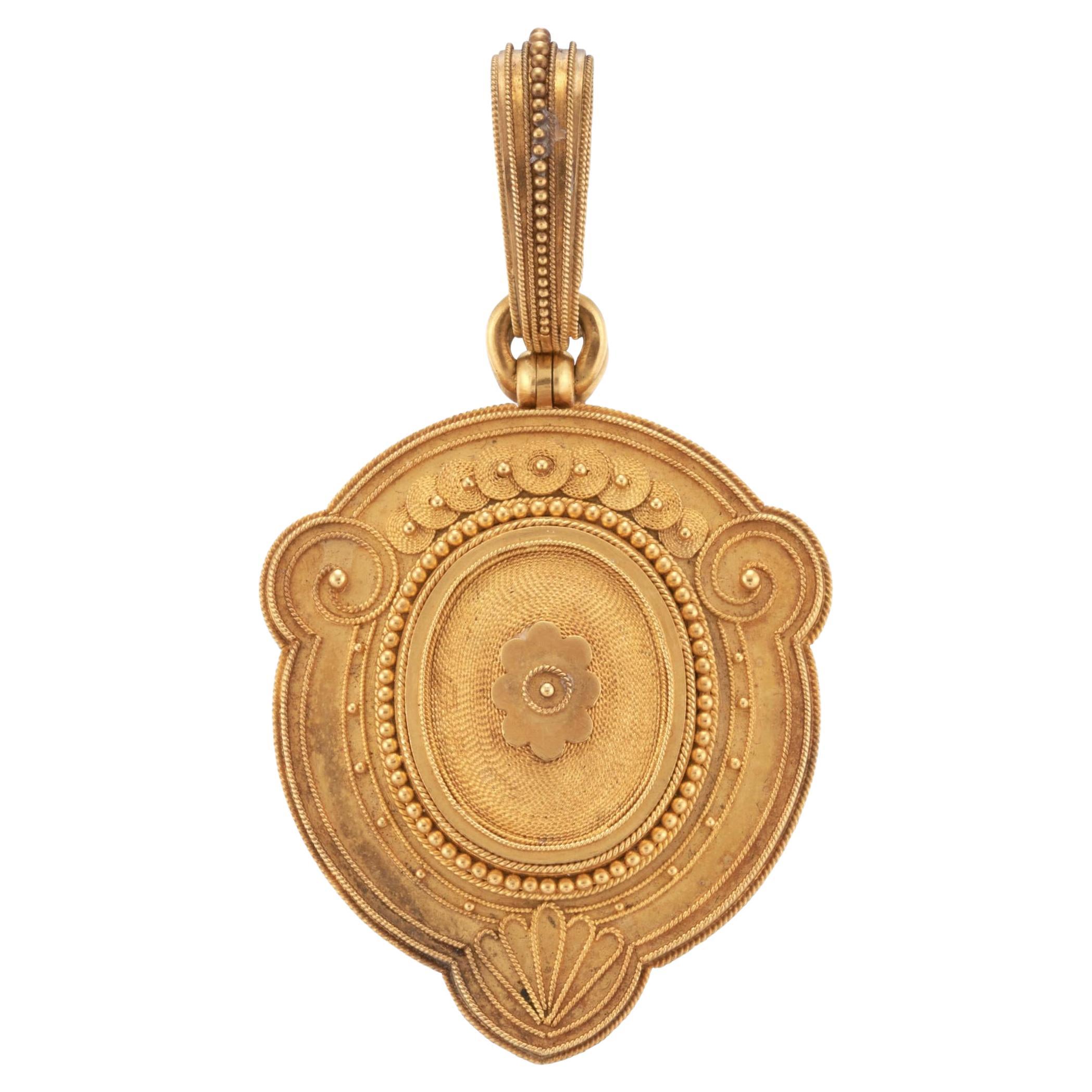Médaillon ancien en or de style néo-étrusque