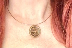 Pendentif / Broche en or jaune 14K patiné de style néo-étrusque antique