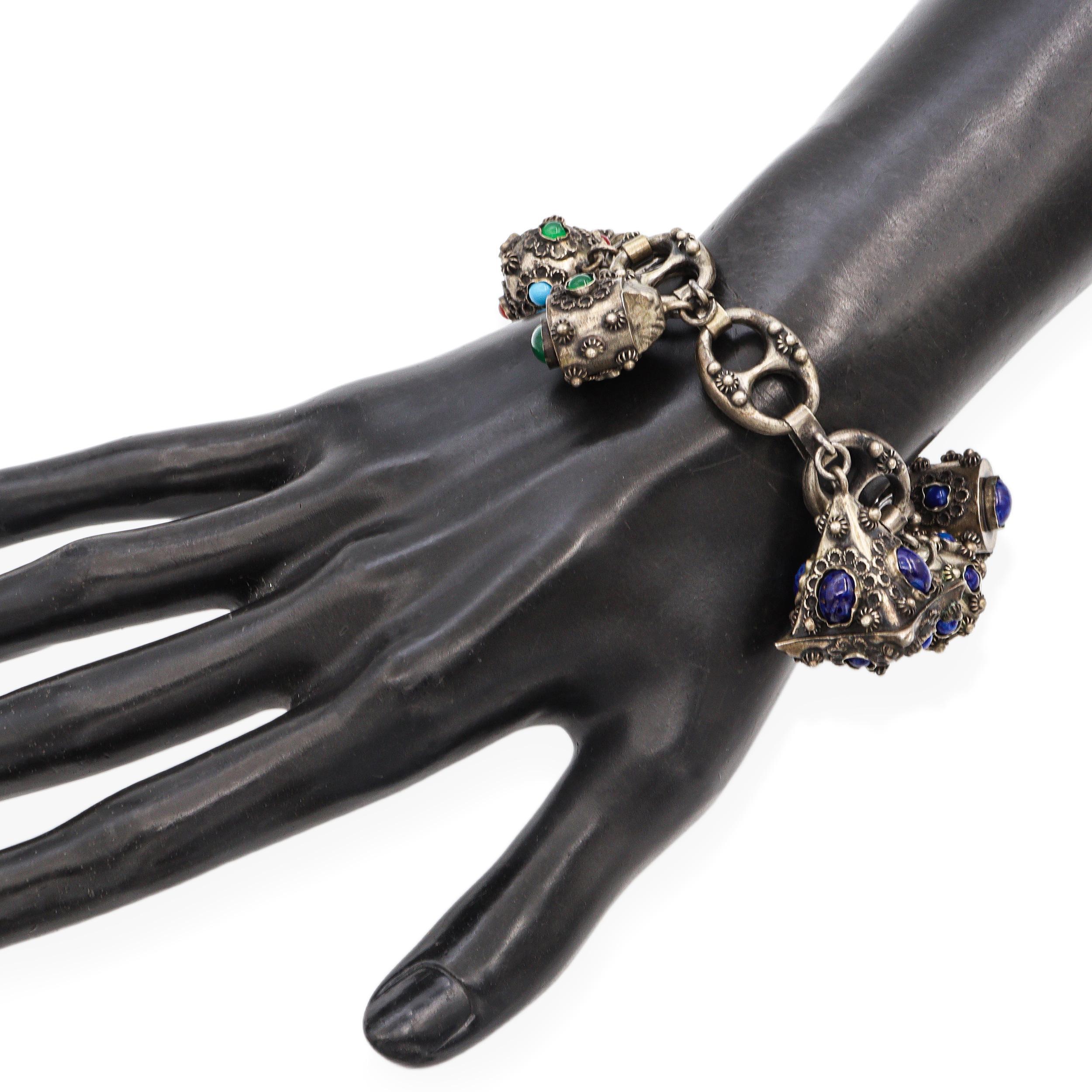 Néo-étrusque Bracelet à breloques en argent et pierres précieuses de la période étrusque antique en vente