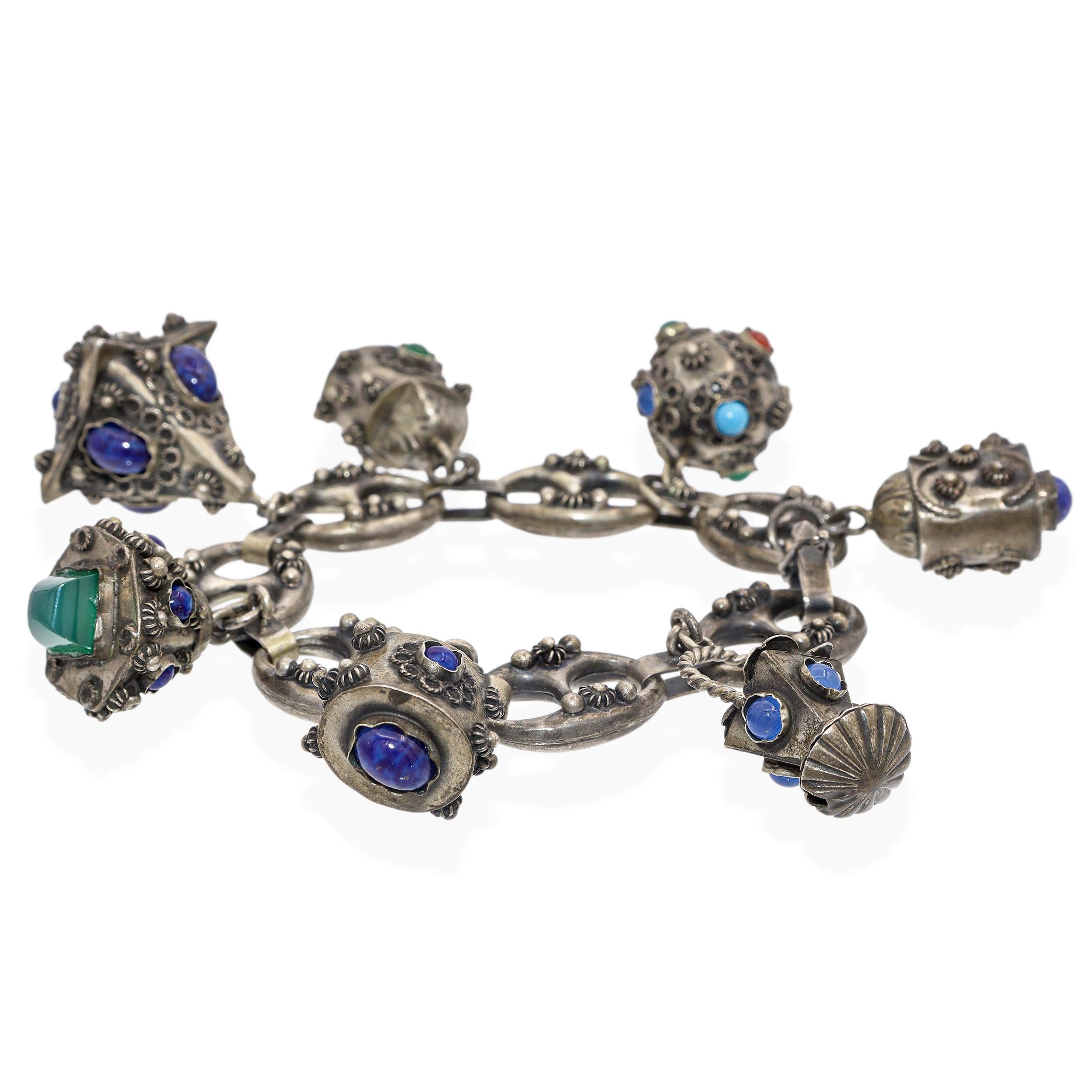 Taille cabochon Bracelet à breloques en argent et pierres précieuses de la période étrusque antique en vente