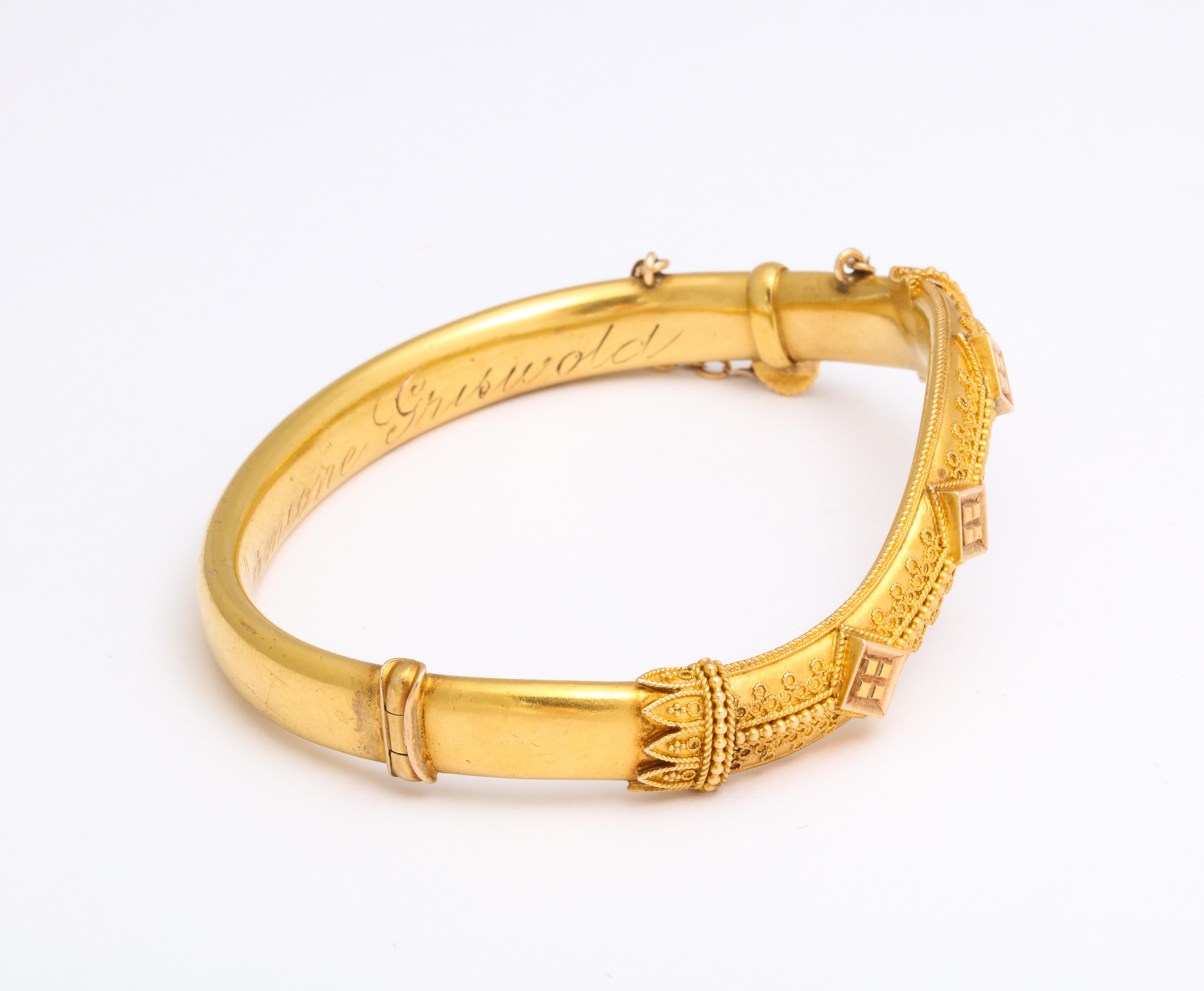 Bracelet ancien en or 15 carats avec vagues de style néo-étrusque Excellent état - En vente à Stamford, CT