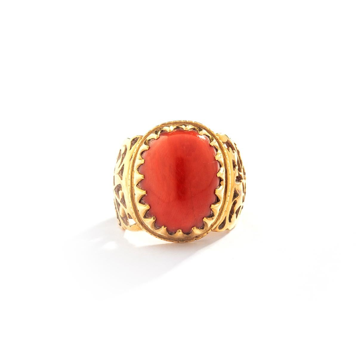 Antique Etruscan Revival yellow Gold 18k Ring centered by a cabochon coral.
Early 20th Century.

Ring size: 6.
