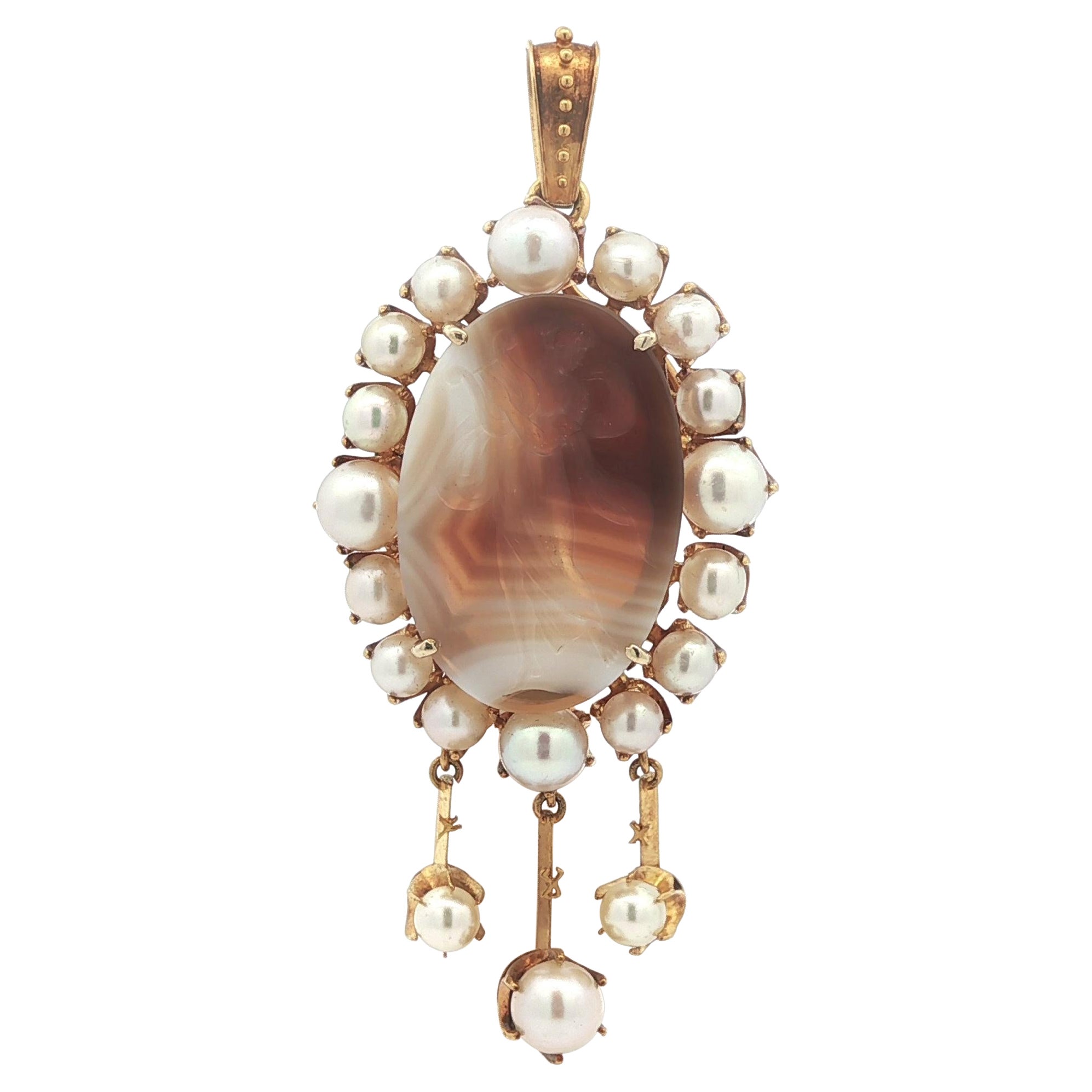 Broche pendentif perle en or jaune sculpté en intaille d
agate, de style néo-étrusque ancien