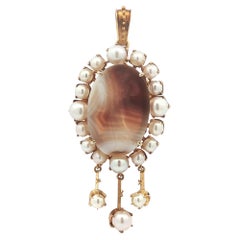 Broche pendentif perle en or jaune sculpté en intaille d
agate, de style néo-étrusque ancien