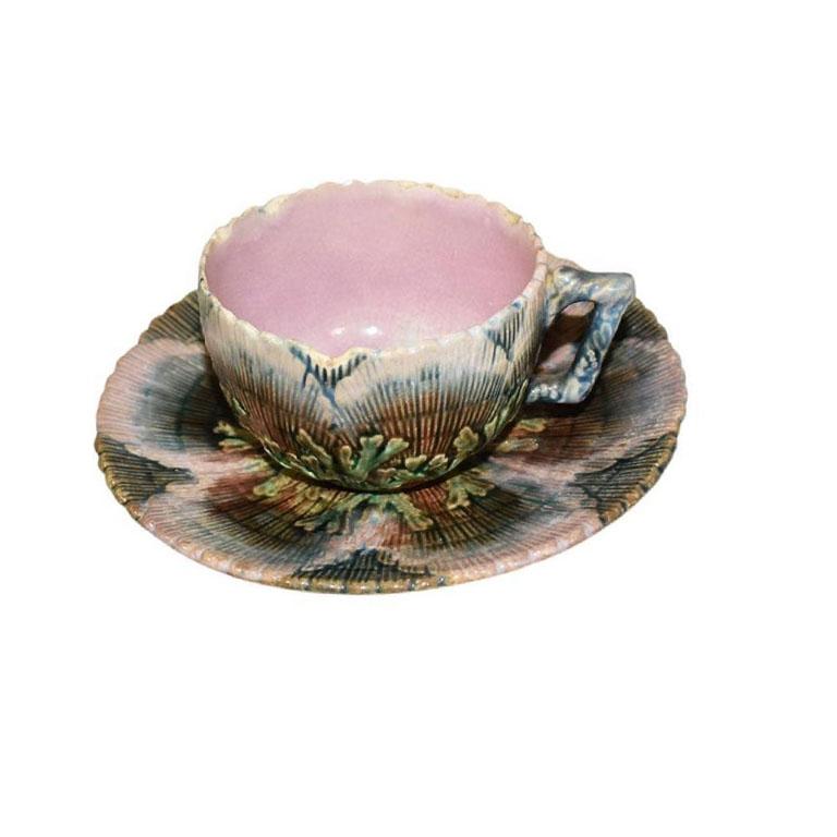Apogée victorien Tasse à thé et soucoupe en majolique étrusque Griffin Smith Hill du 19e siècle en vente
