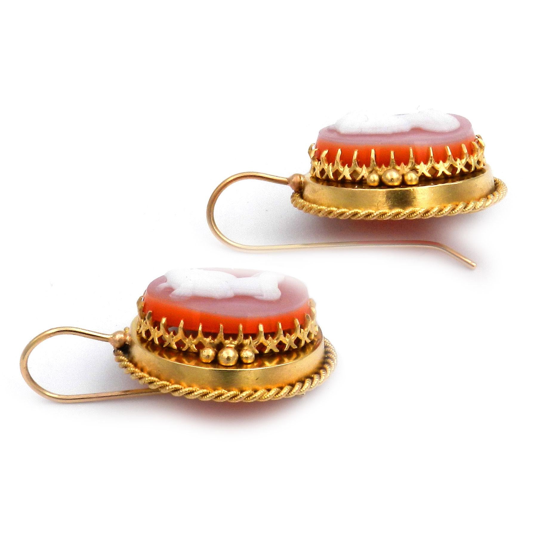 Antique Etruscan Style Agate Cameo Gold Earrings circa 1860 In Good Condition For Sale In Goettingen, DE