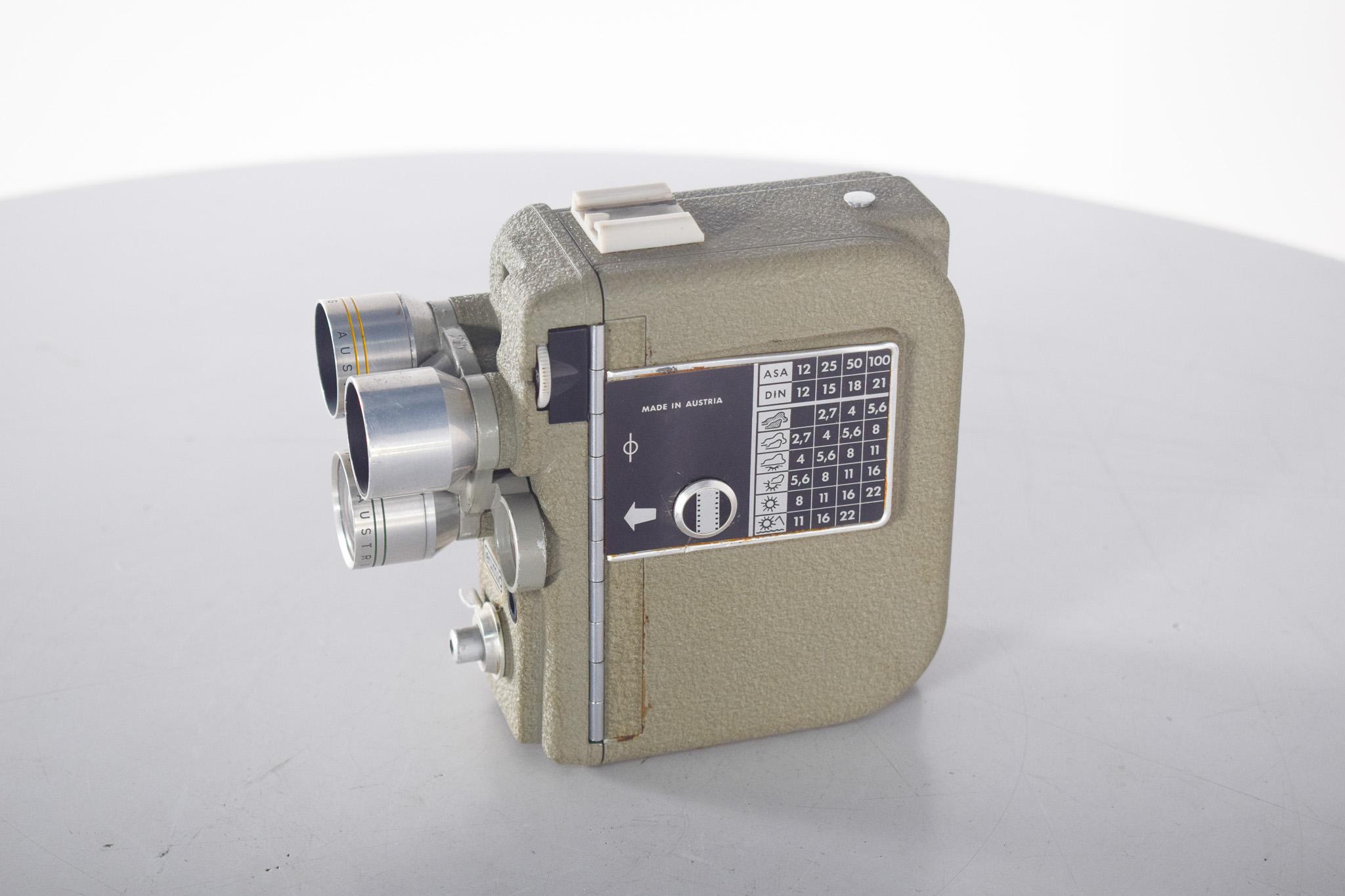 Mid-Century Modern Antiquities Eumig, Electric R, 8mm Video Camera en vente