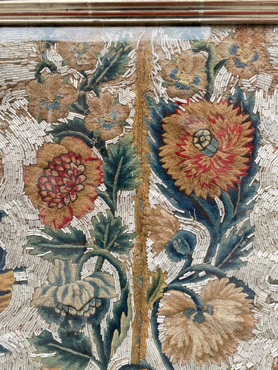 Fragment de broderie européenne antique du 17e siècle de Bobyrug en vente 8