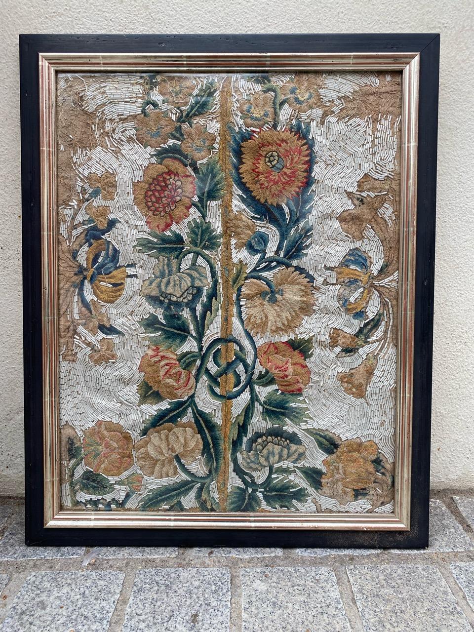 Très belle et rare broderie ancienne, probablement française, du 17ème siècle, avec des motifs floraux et de belles couleurs naturelles, brodée avec de la laine, 

Dimensions avec le cadre : 45 x 56 cm
Broderie seule : 37 x 48 cm.

✨✨✨
