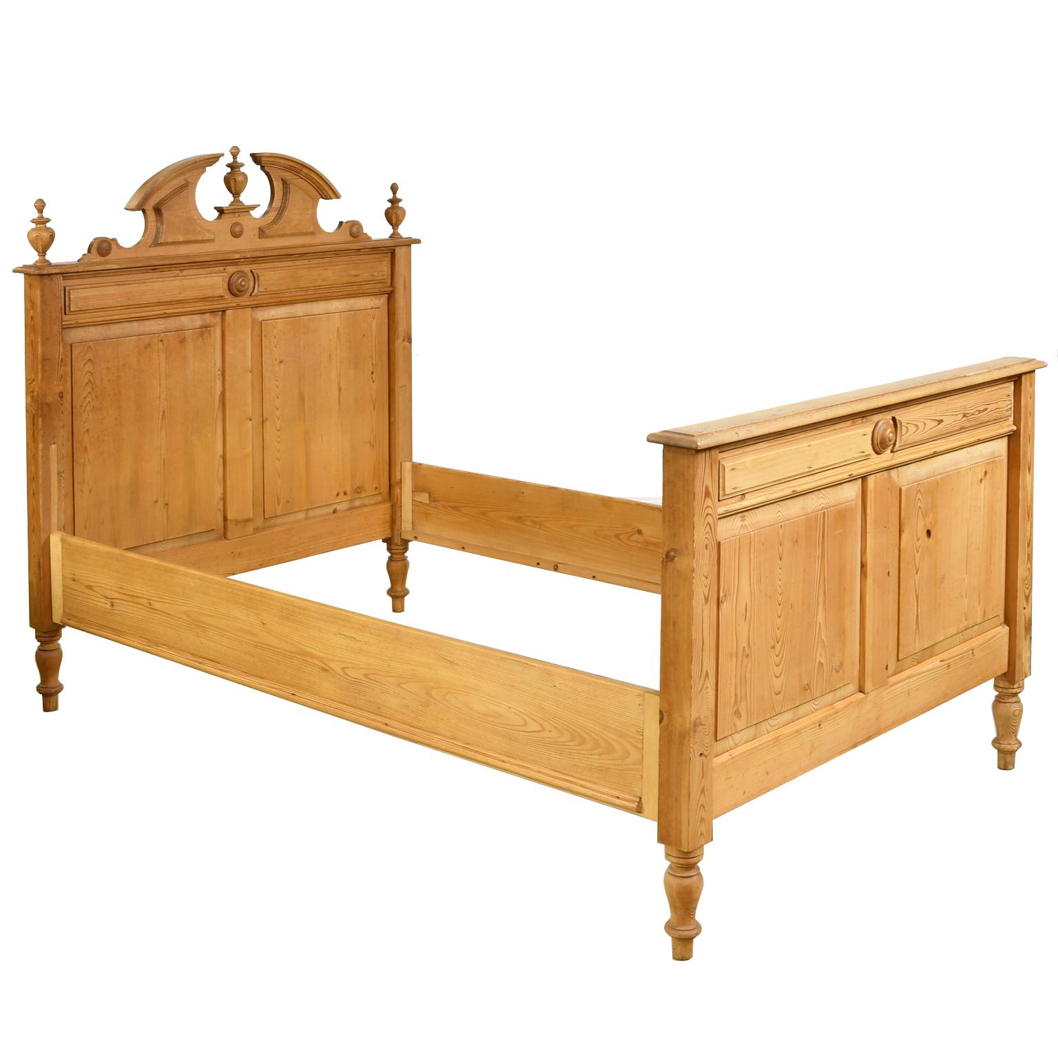 Antique European Bed in Pine, German Grunderzeit Period, circa 1880 In Good Condition In Miami, FL