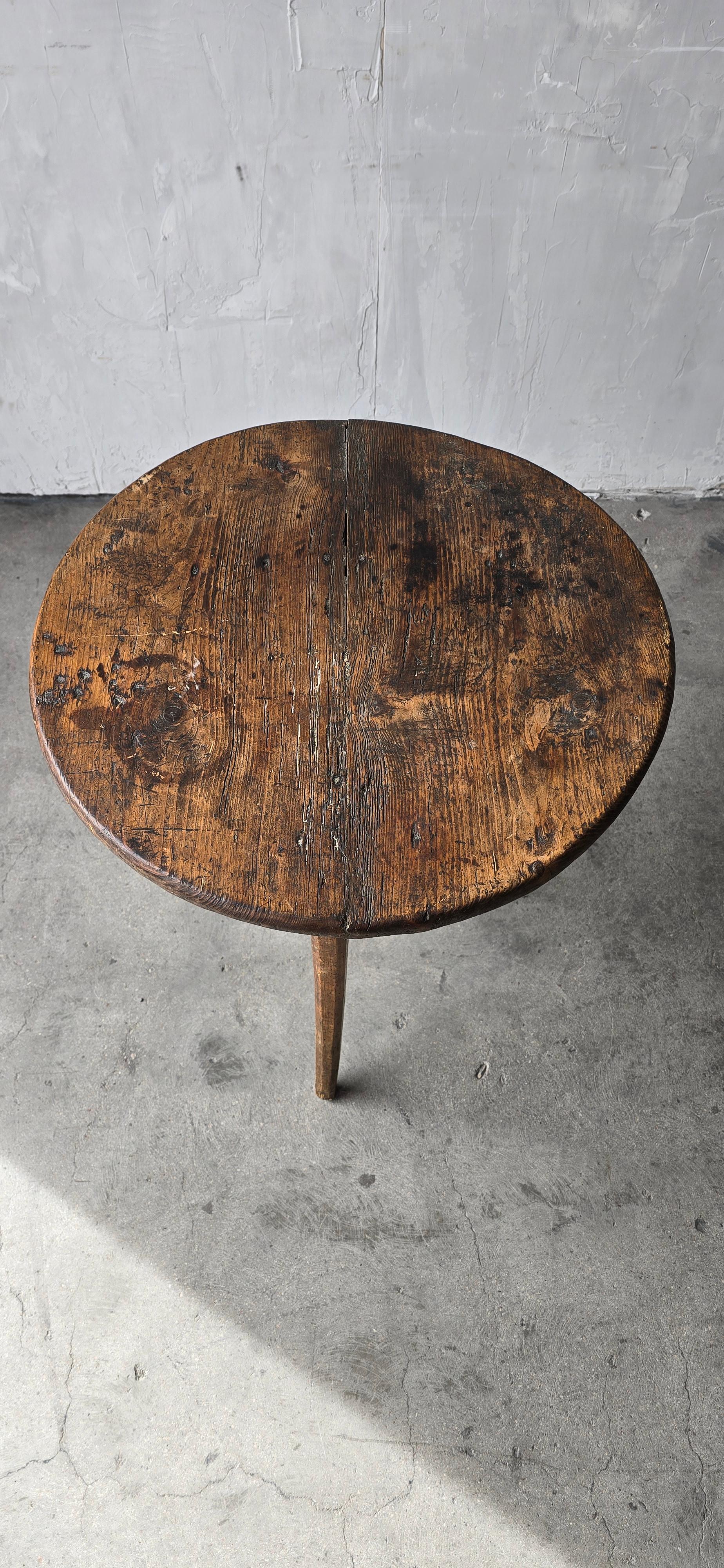 XIXe siècle Table d'appoint européenne ancienne à 3 pieds en vente