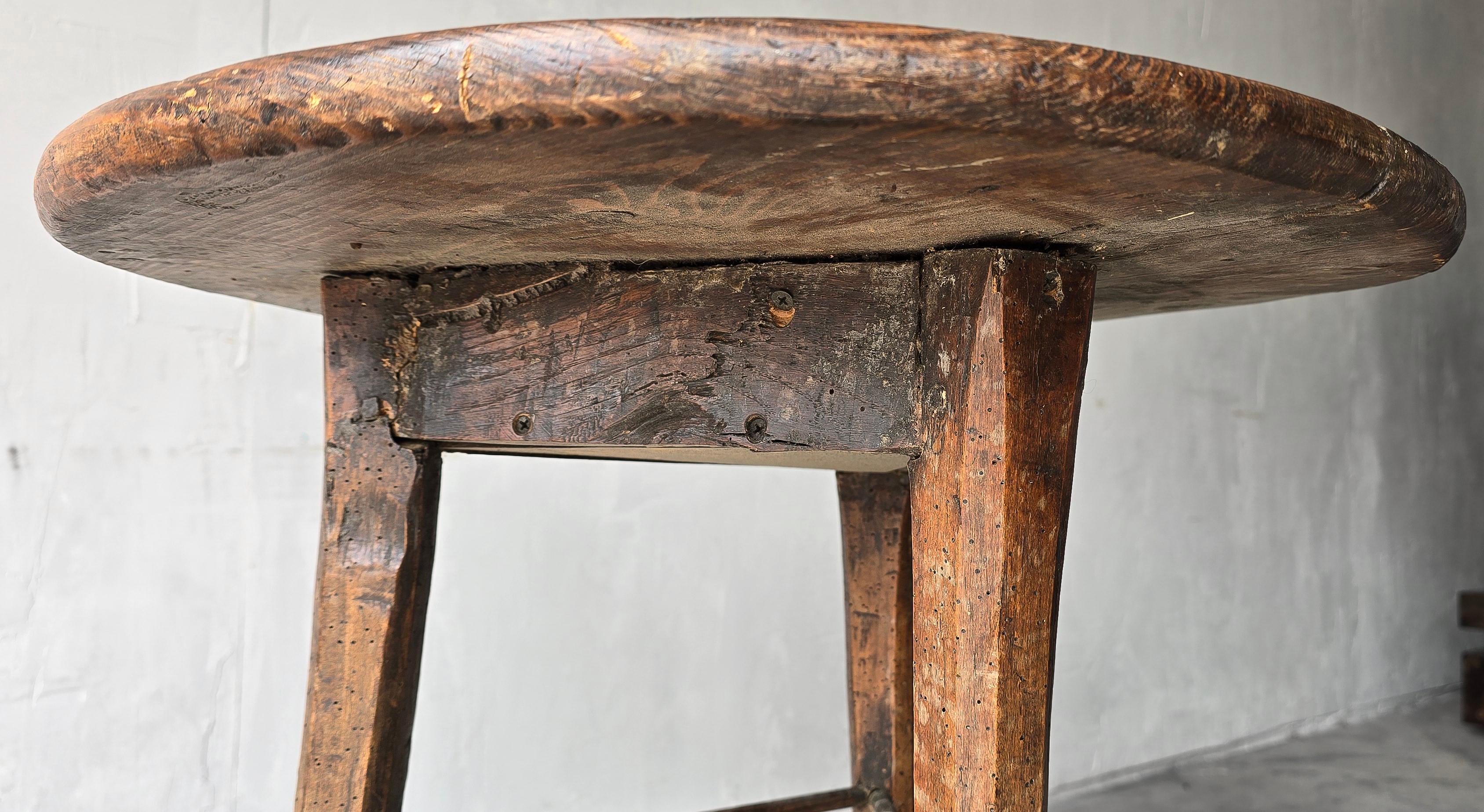Table d'appoint européenne ancienne à 3 pieds en vente 1