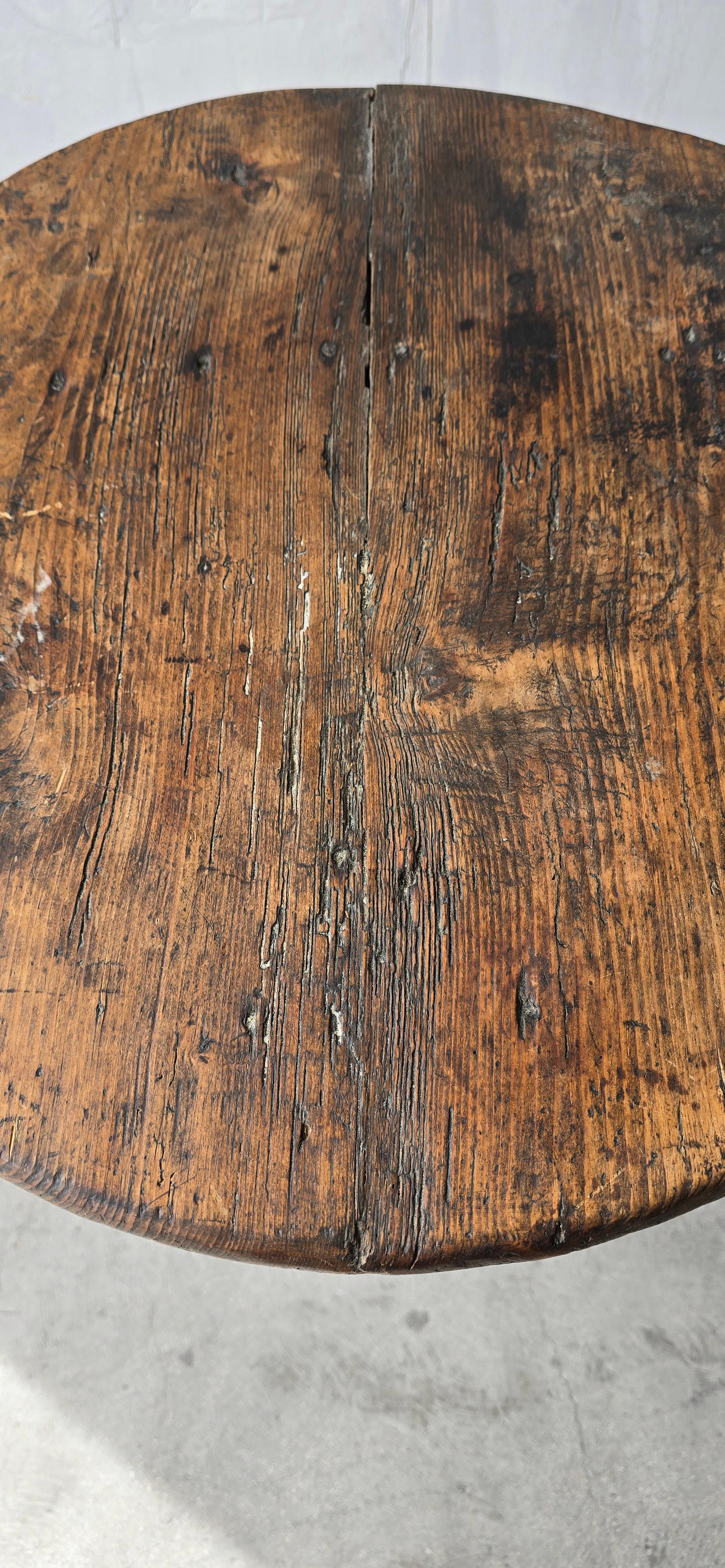 Table d'appoint européenne ancienne à 3 pieds en vente 2
