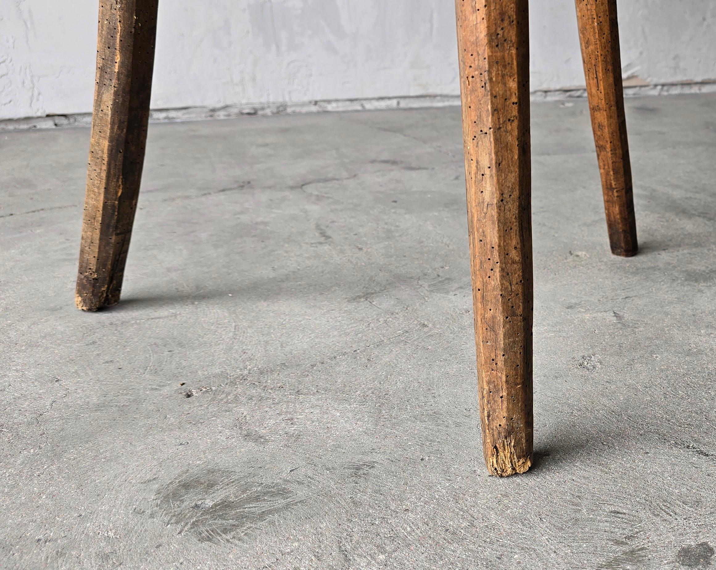 Table d'appoint européenne ancienne à 3 pieds en vente 3