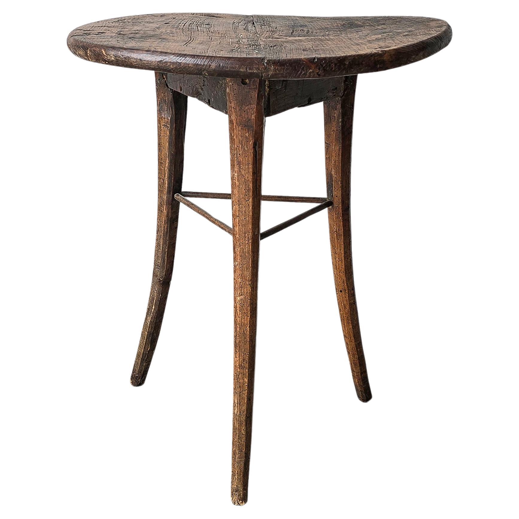 Table d'appoint européenne ancienne à 3 pieds en vente