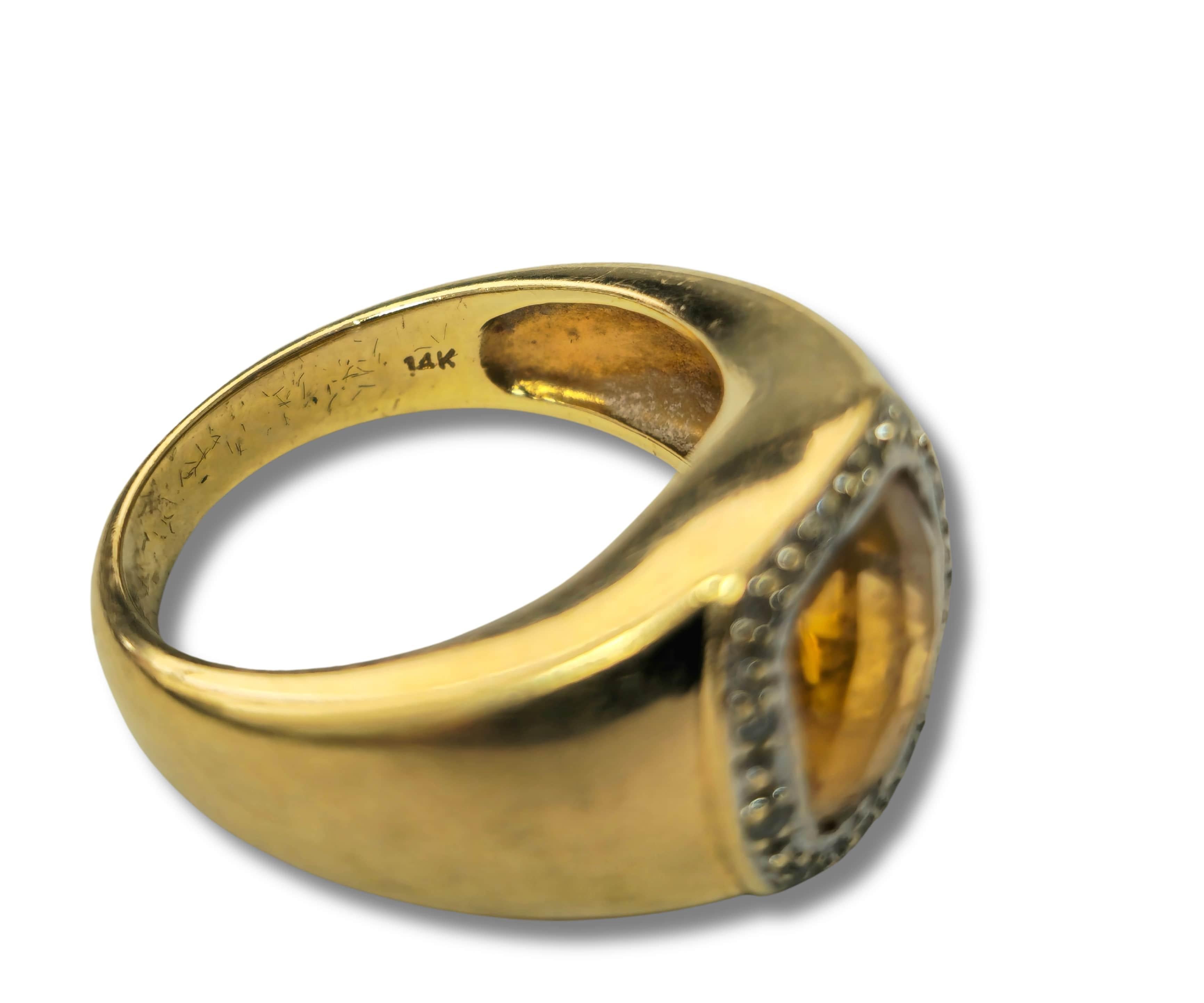 Elaborado en radiante oro amarillo de 14 quilates, este exquisito anillo presenta una fascinante pieza central: un citrino amarillo de 4,90 quilates, procedente directamente de la tierra, que desprende calidez y elegancia. Acompañan a este asombroso