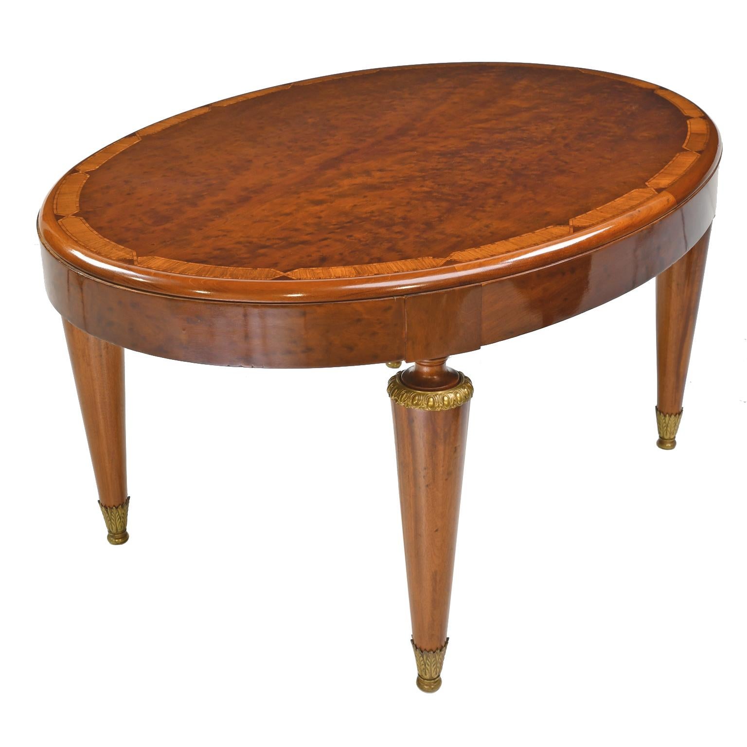 Antique European Art Deco Oval Dining Table in Polished Mahogany and Maple In Good Condition In Miami, FL