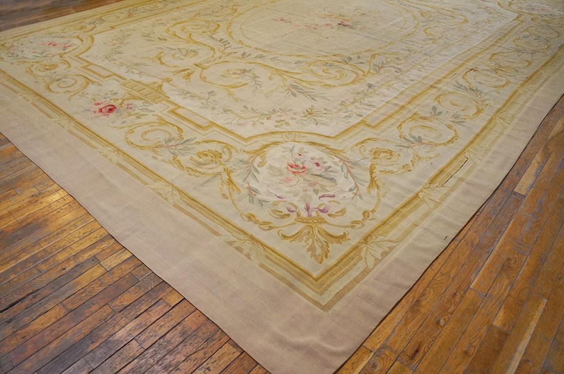 Français Tapis européen ancien d'Aubusson de 12' 9