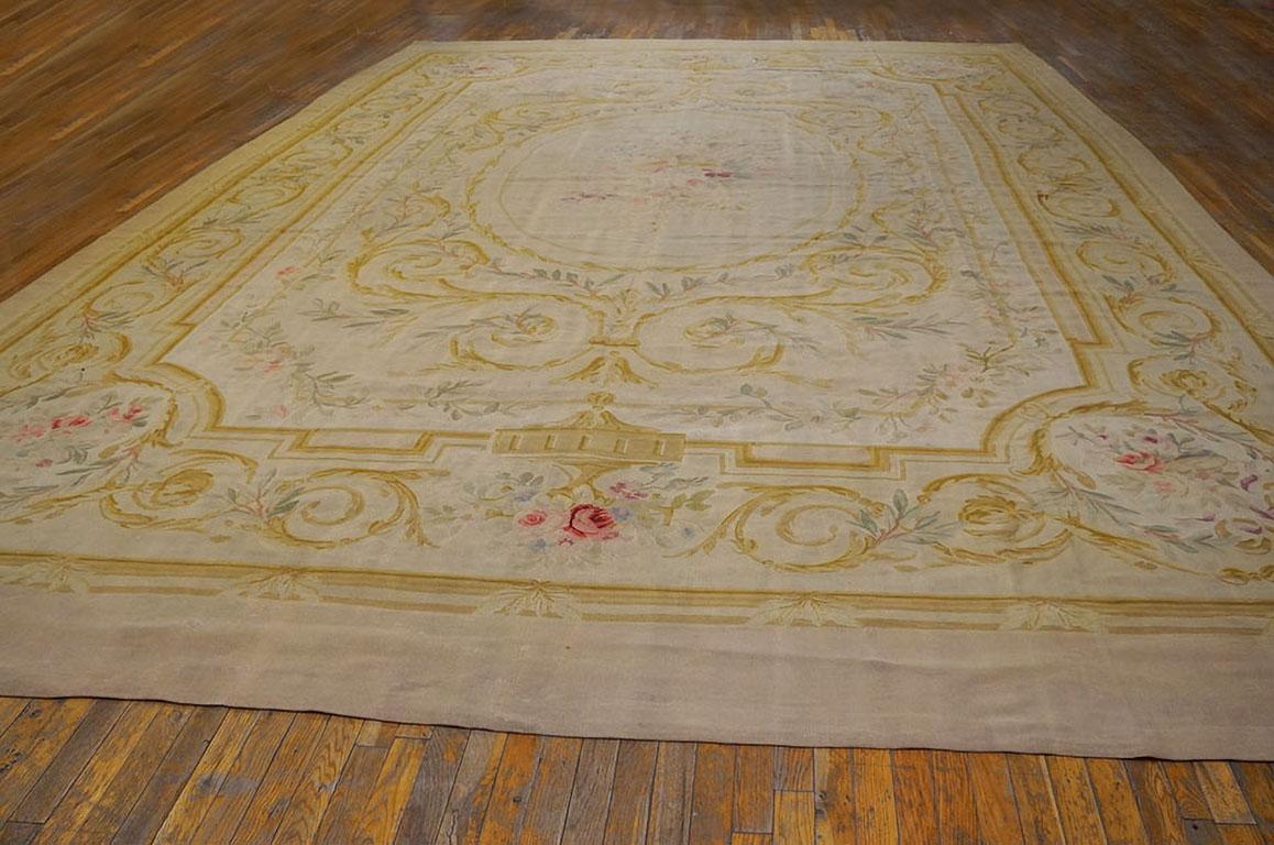 Tapis européen ancien d'Aubusson de 12' 9