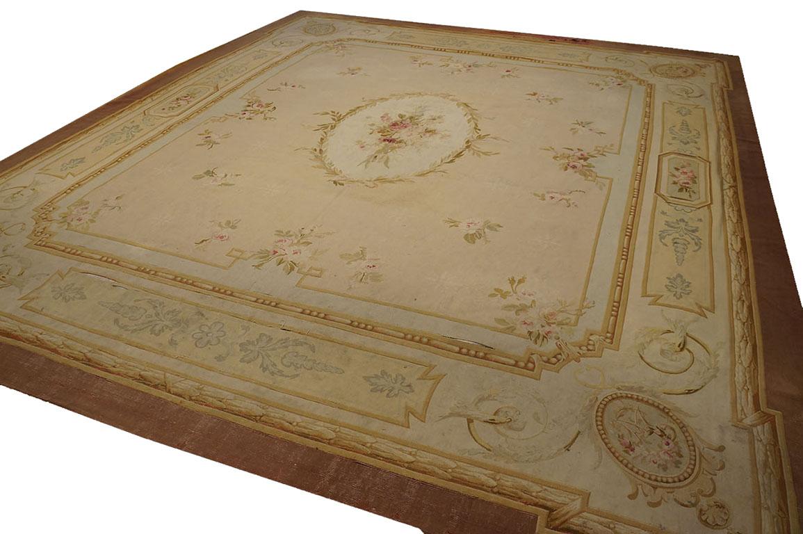 Tapis d'Aubusson français de la fin du XIXe siècle ( 13'' x 15''3'''' - 396 x 465 ) Bon état - En vente à New York, NY