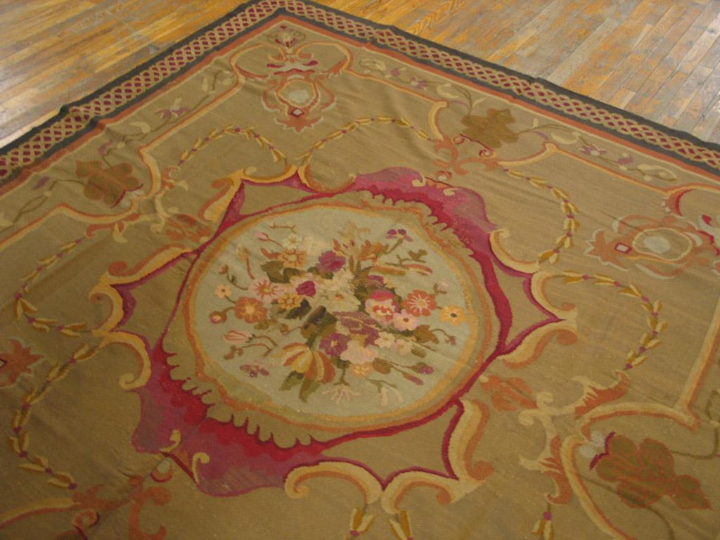 Antiker französischer Aubusson-Teppich, 2,13 m x 2,13 m, antik im Zustand „Gut“ im Angebot in New York, NY