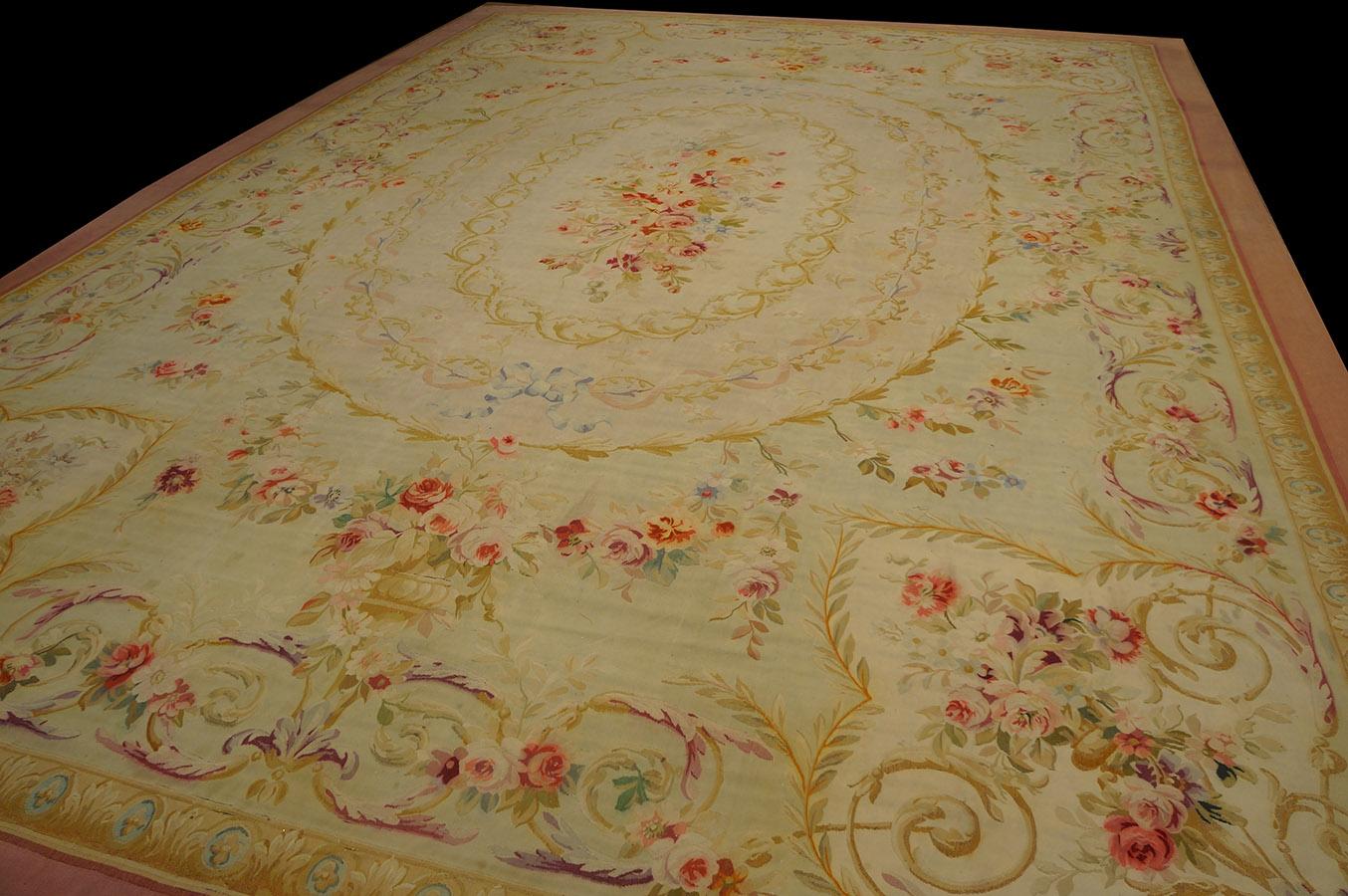 Early 20th Century French Aubusson Carpet ( 14'5' x 20'9'' - 440 x 633 ) In Good Condition In New York, NY