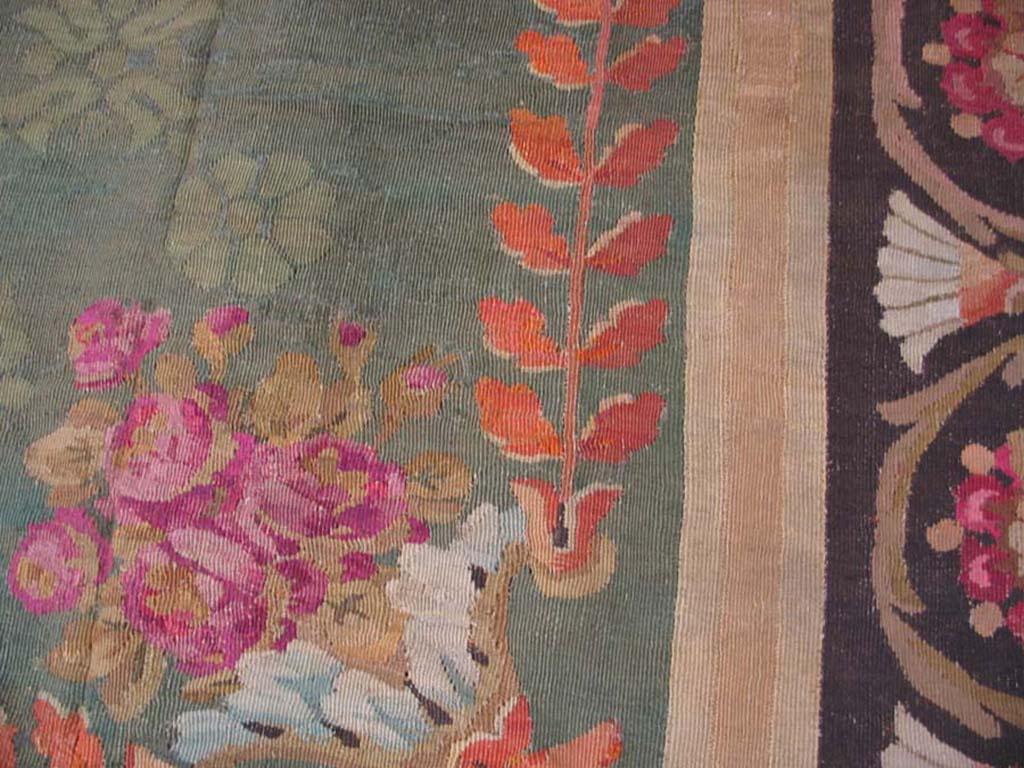 Antiker französischer Aubusson-Teppich - 1. Empire-Periode 
Französische ROOMS des 19. Jahrhunderts müssen oft quadratisch gewesen sein, da viele Teppiche aus der Zeit um 1820 ähnliche Abmessungen haben. Es handelt sich um einen klassischen Teppich