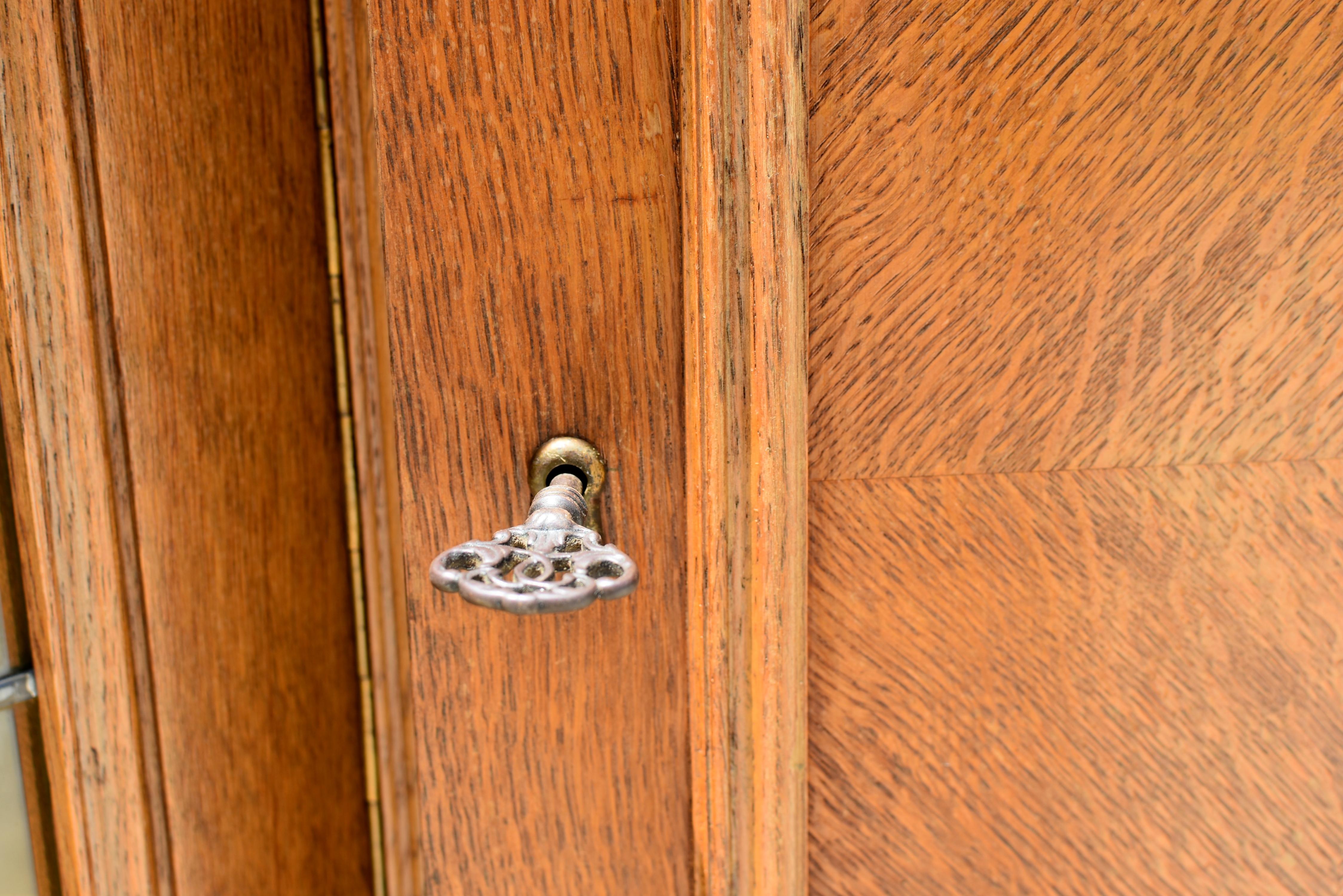 Ancienne armoire belge européenne Blonde en chêne massif Toutes les clés en vente 3