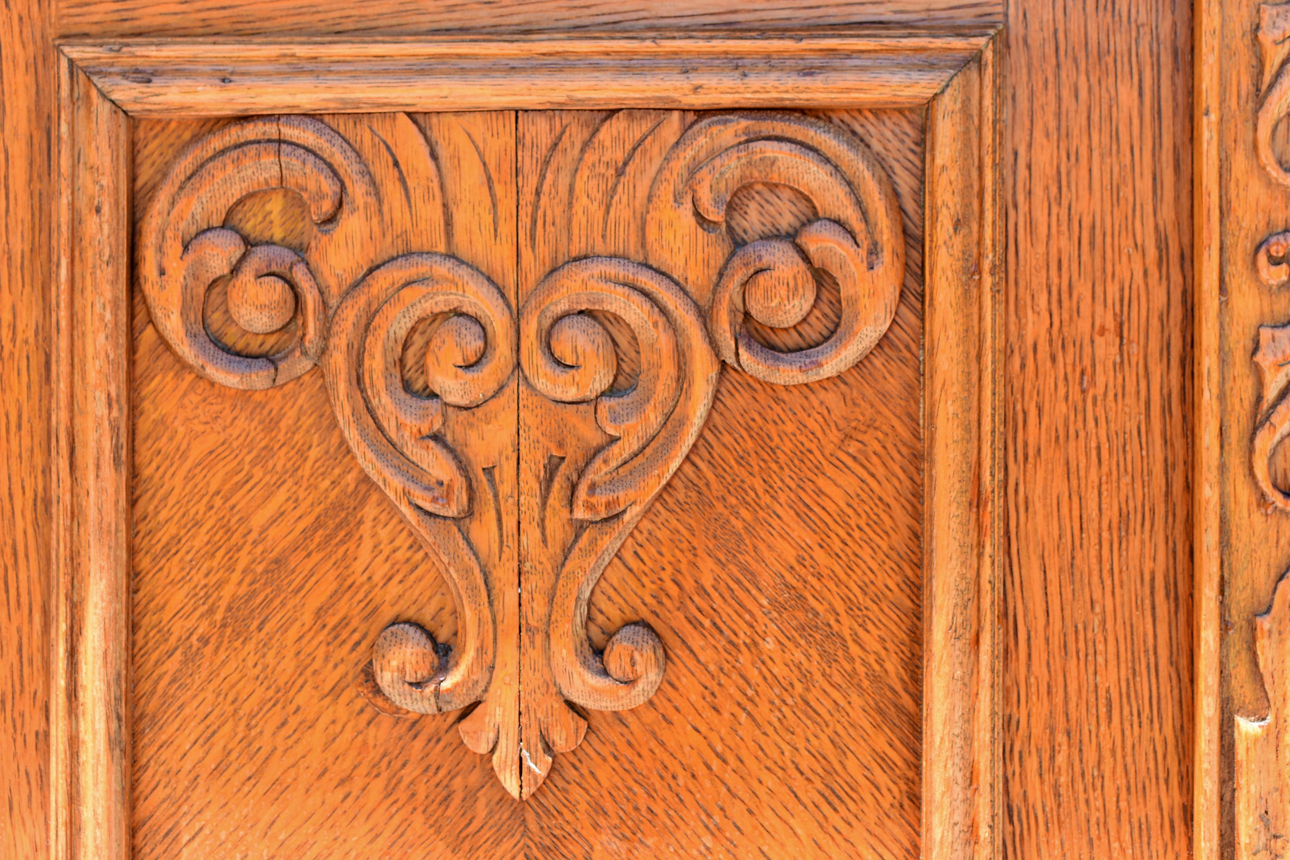 Ancienne armoire belge européenne Blonde en chêne massif Toutes les clés en vente 4