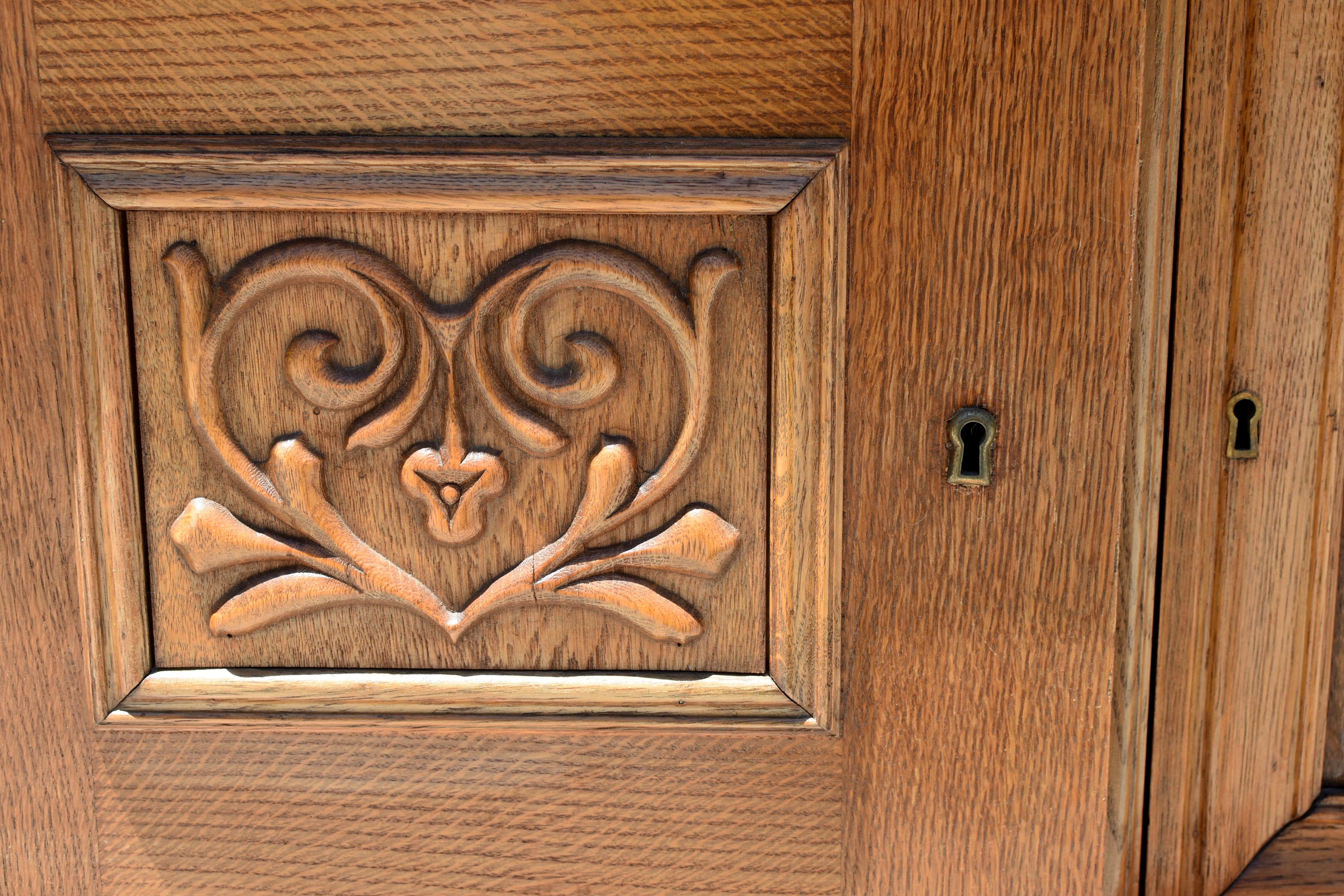 Ancienne armoire belge européenne Blonde en chêne massif Toutes les clés en vente 5