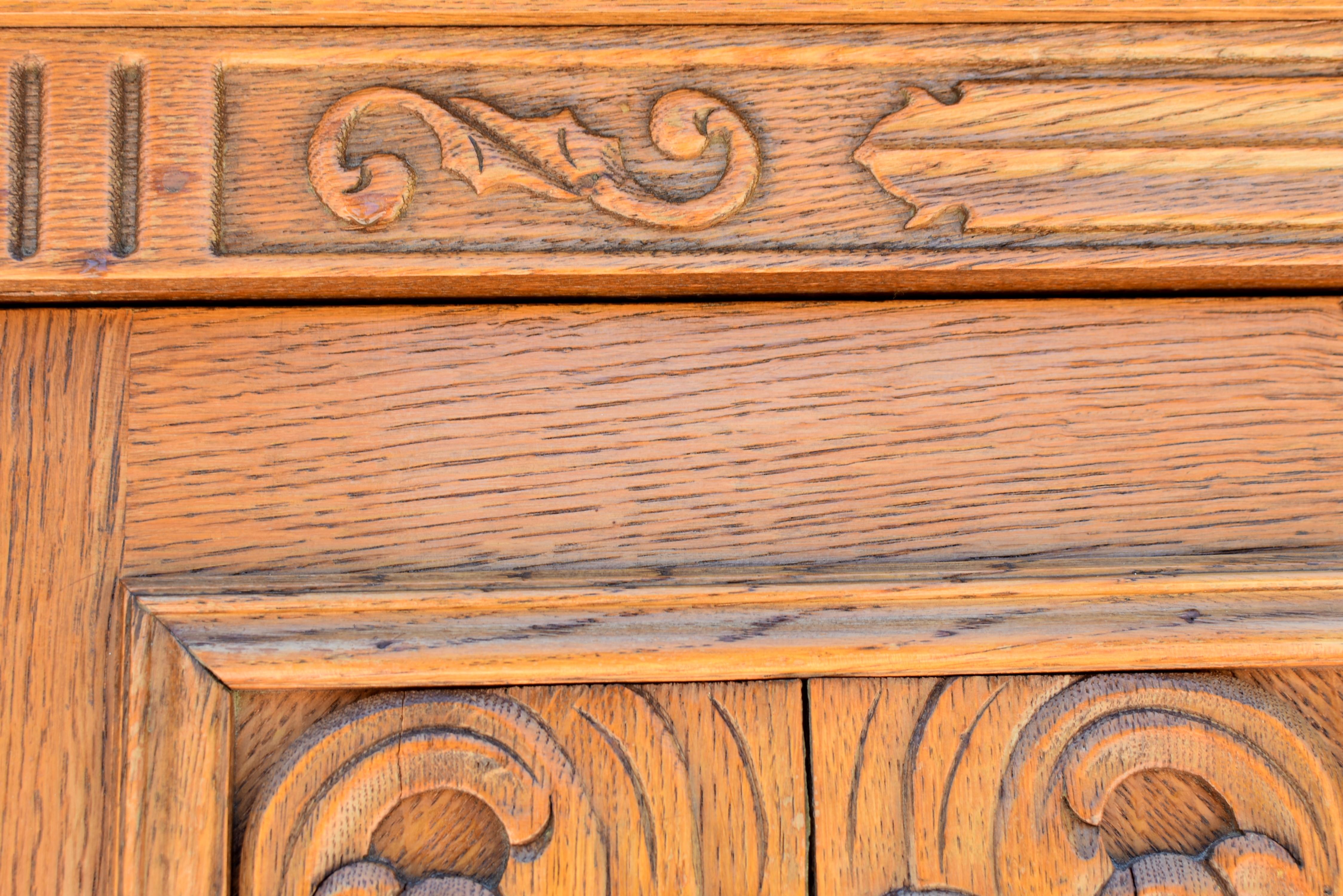 Ancienne armoire belge européenne Blonde en chêne massif Toutes les clés en vente 6