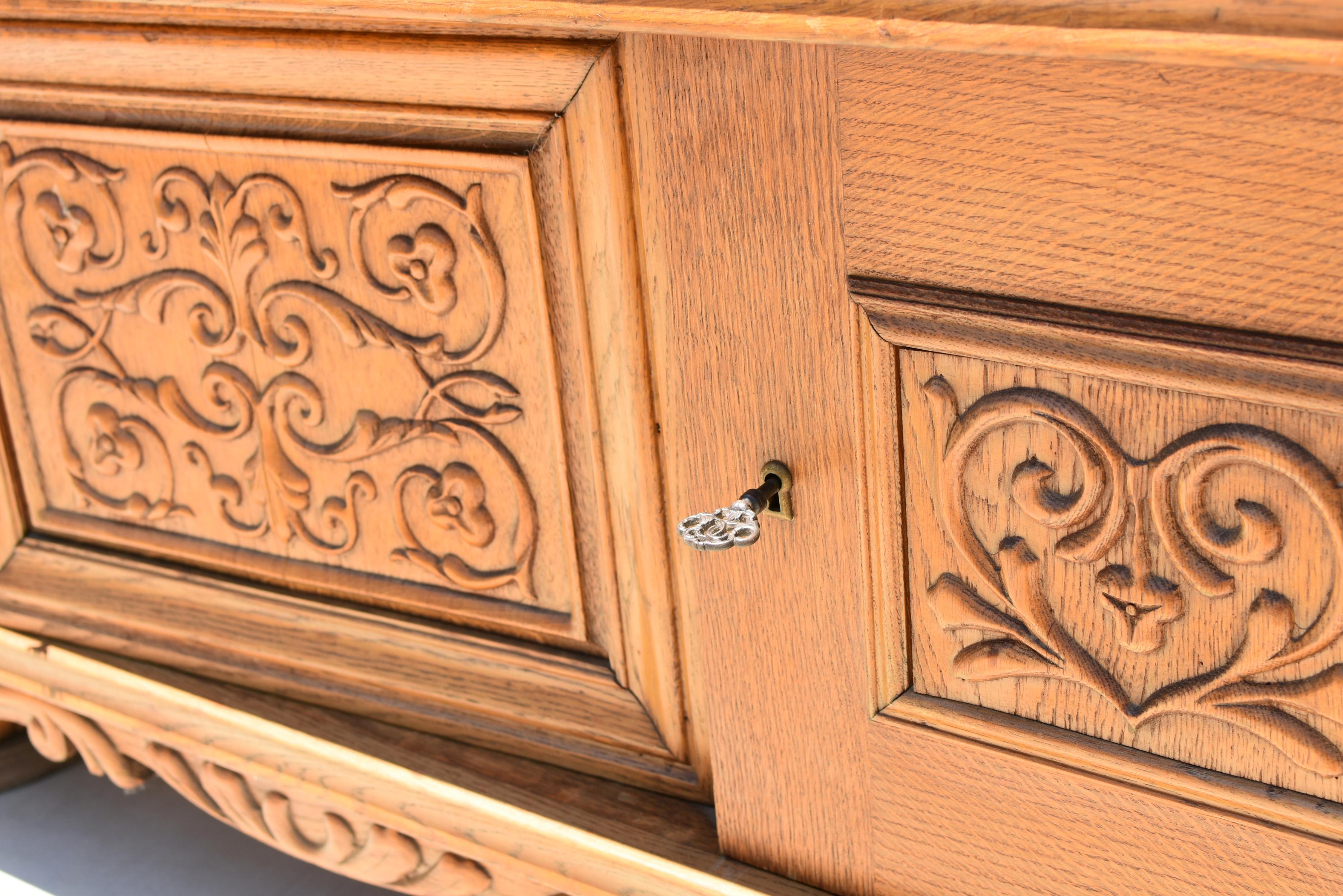 Ancienne armoire belge européenne Blonde en chêne massif Toutes les clés en vente 7