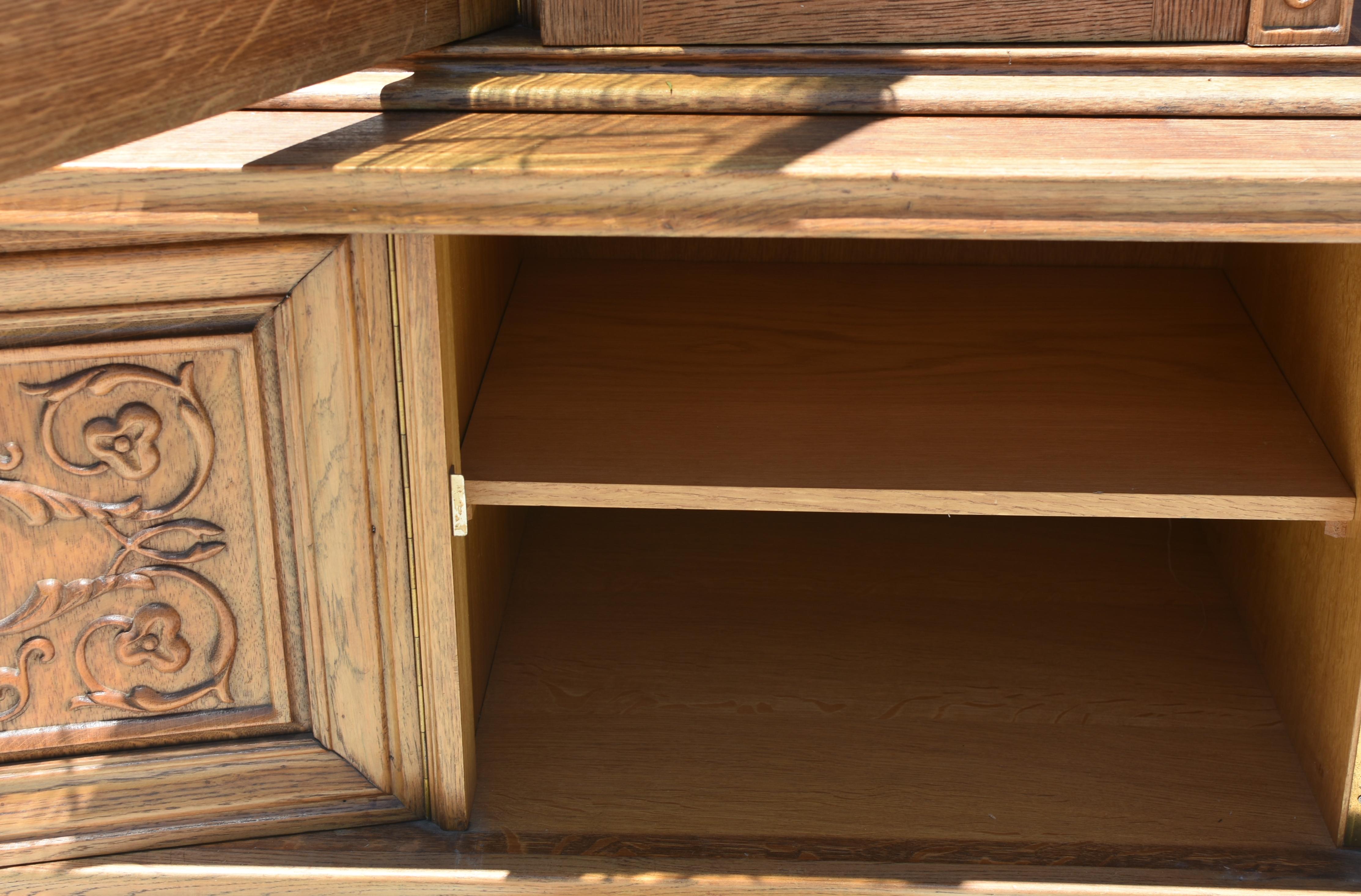 Ancienne armoire belge européenne Blonde en chêne massif Toutes les clés en vente 8
