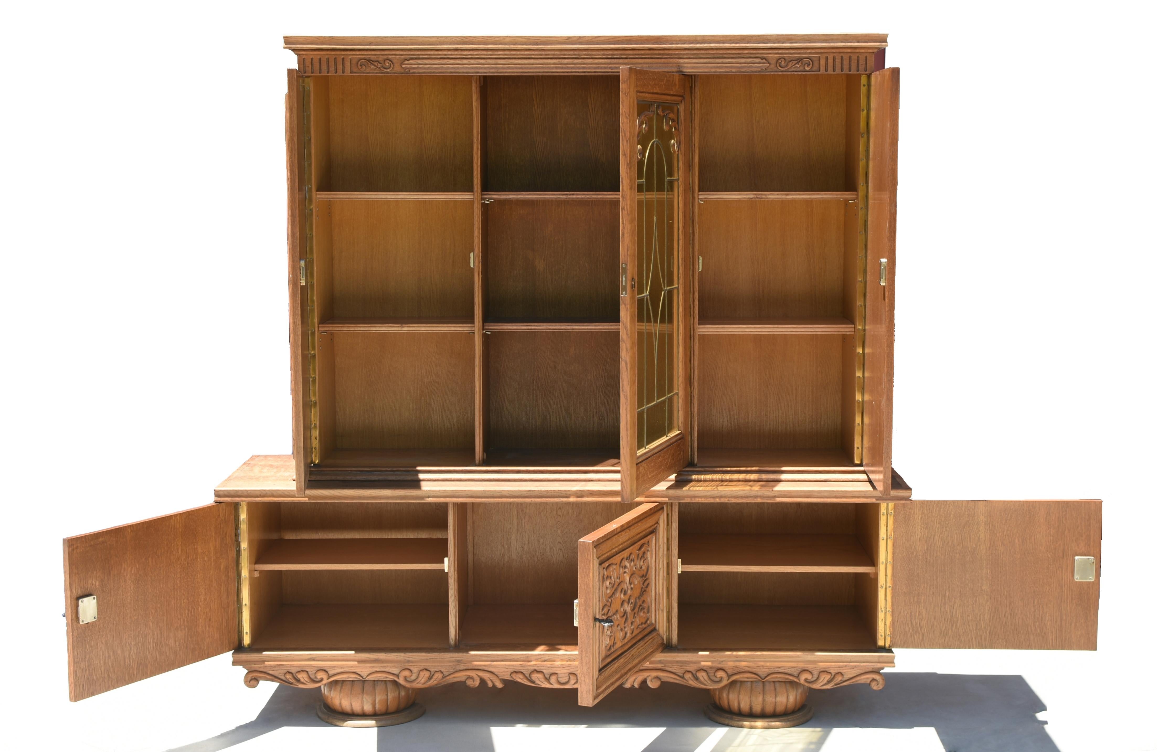 D'une beauté exceptionnelle, cette armoire européenne à deux niveaux témoigne d'un savoir-faire intemporel et d'une beauté artistique. Sculptée dans du chêne massif, sa superbe finition blonde et claire met en valeur le riche veinage du bois et