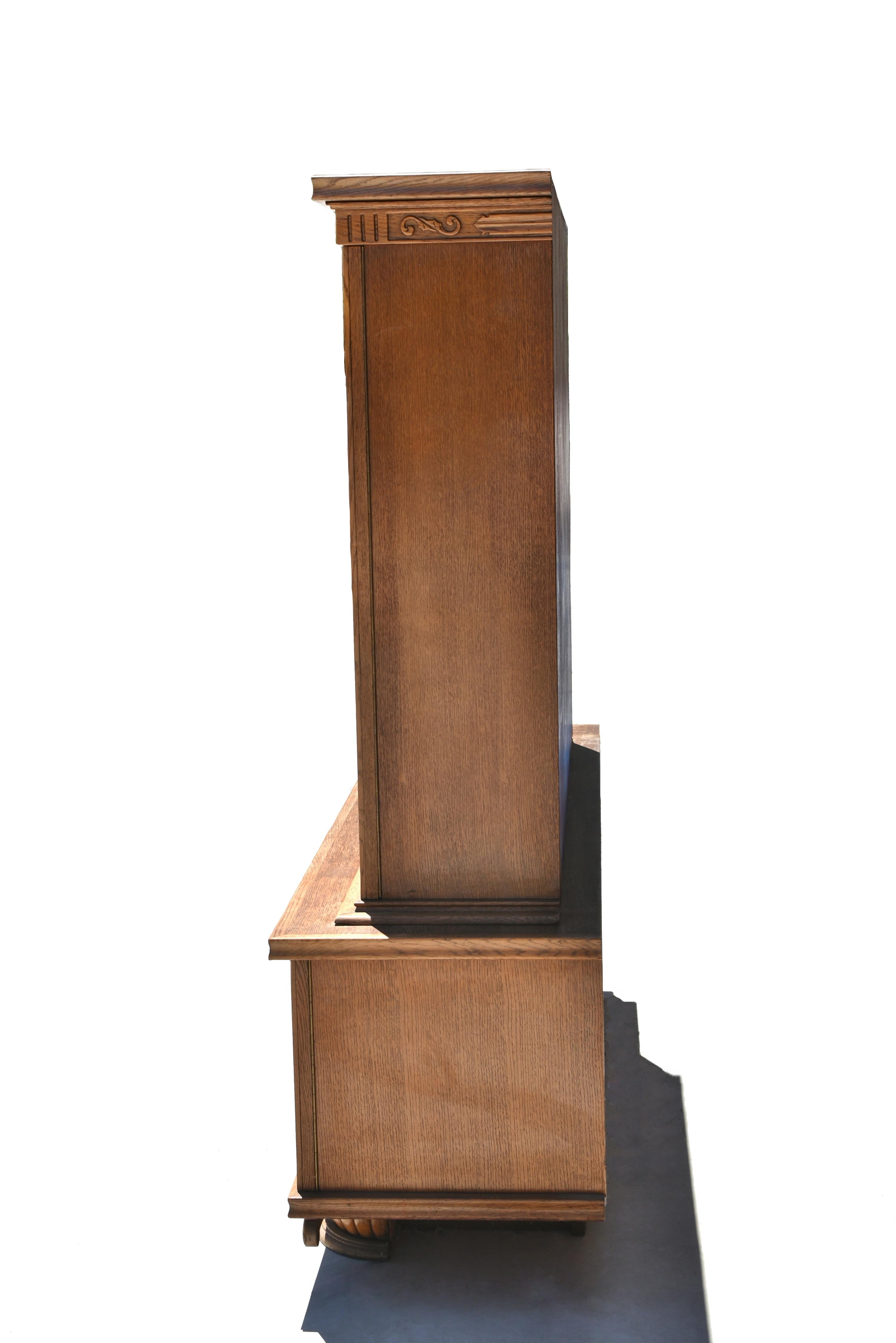 Ancienne armoire belge européenne Blonde en chêne massif Toutes les clés en vente 12
