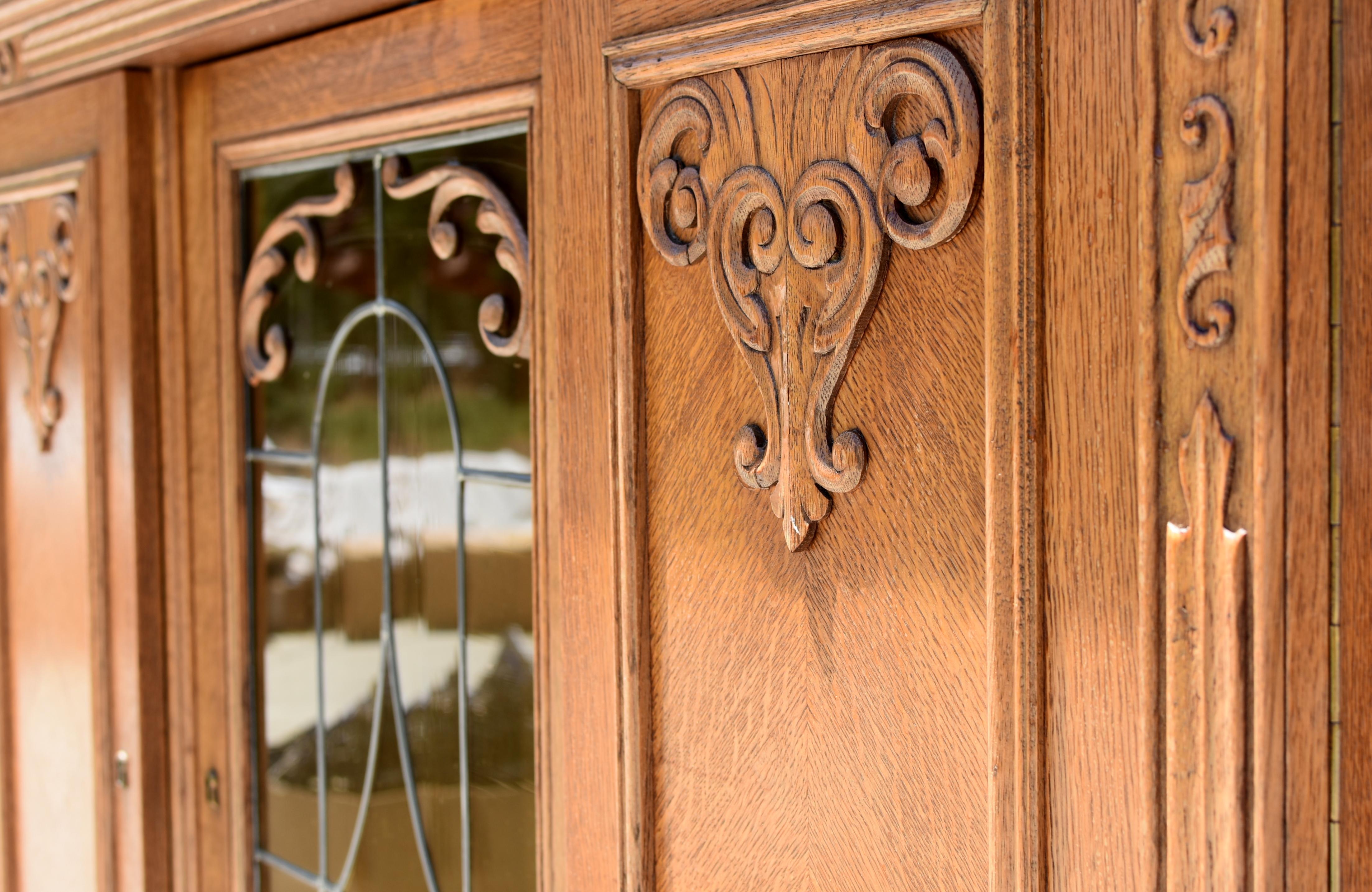 Belge Ancienne armoire belge européenne Blonde en chêne massif Toutes les clés en vente
