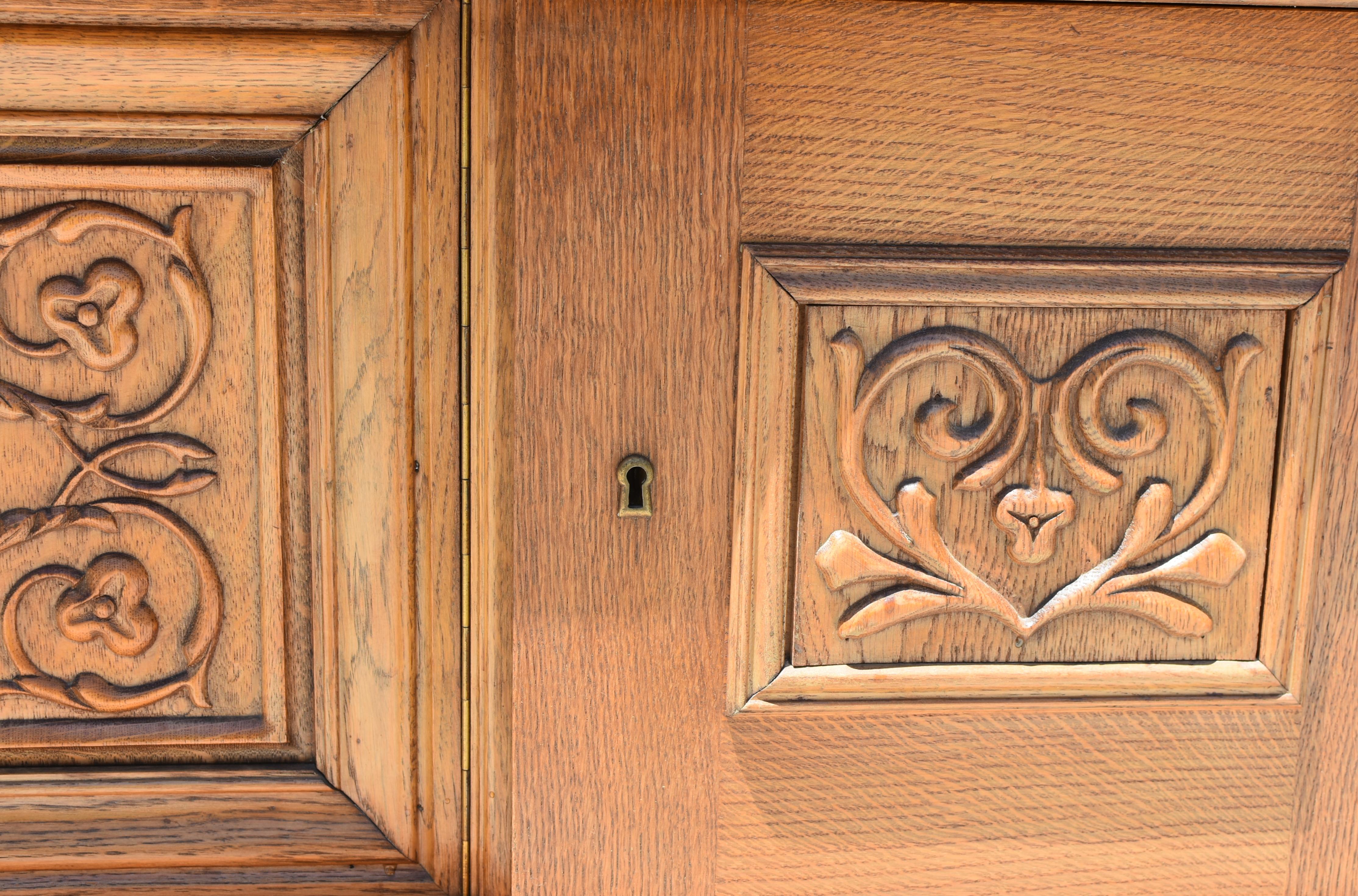 Sculpté Ancienne armoire belge européenne Blonde en chêne massif Toutes les clés en vente
