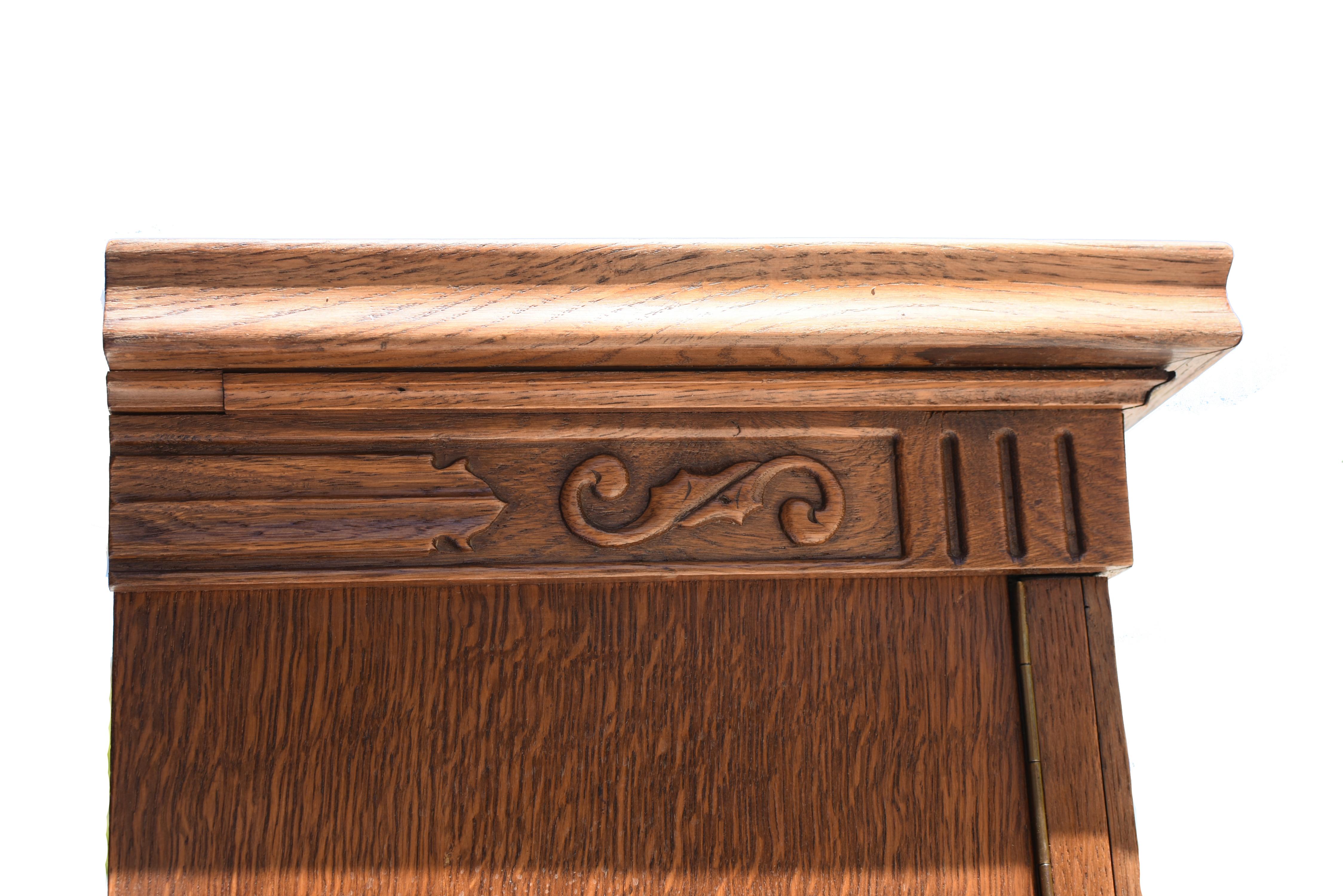Ancienne armoire belge européenne Blonde en chêne massif Toutes les clés Bon état - En vente à Somis, CA