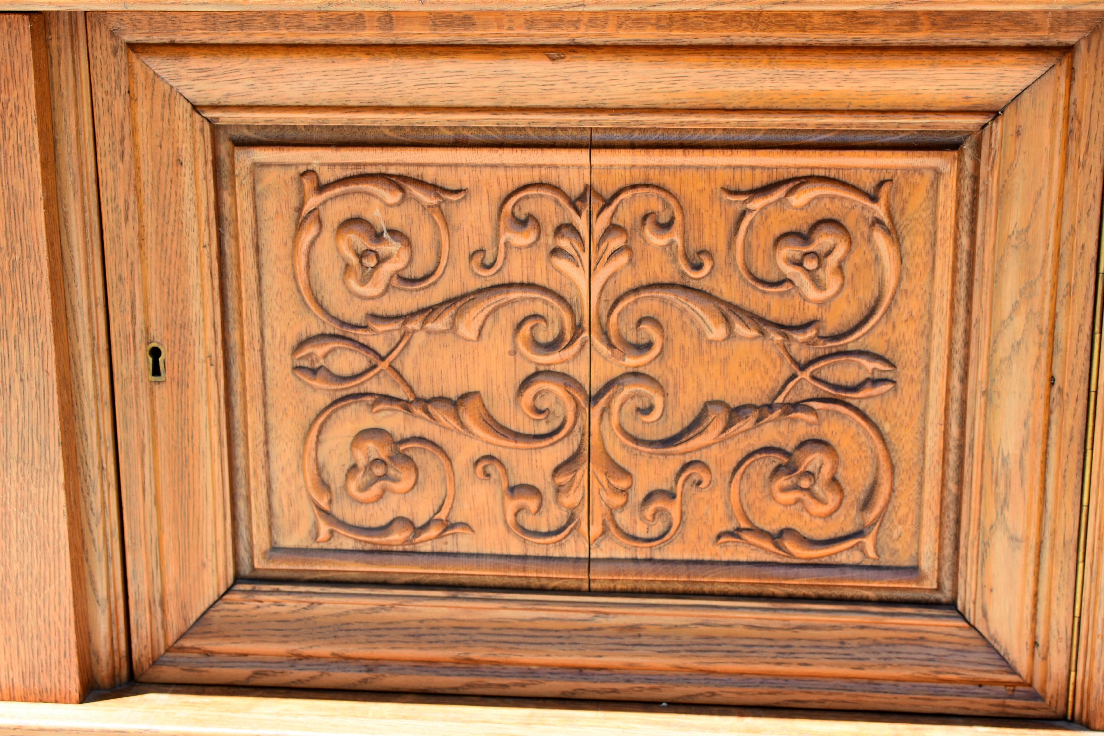 20ième siècle Ancienne armoire belge européenne Blonde en chêne massif Toutes les clés en vente