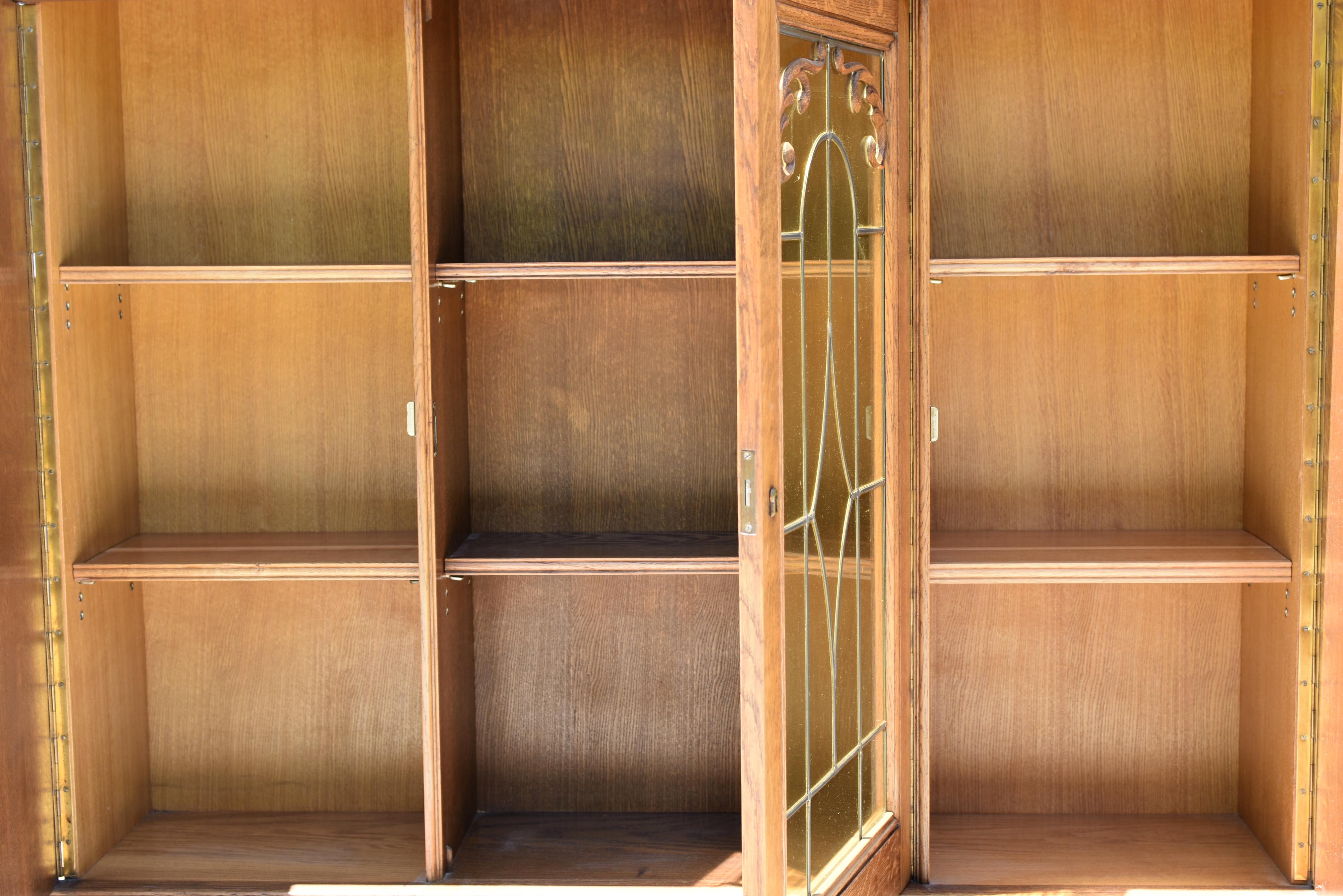 Chêne Ancienne armoire belge européenne Blonde en chêne massif Toutes les clés en vente