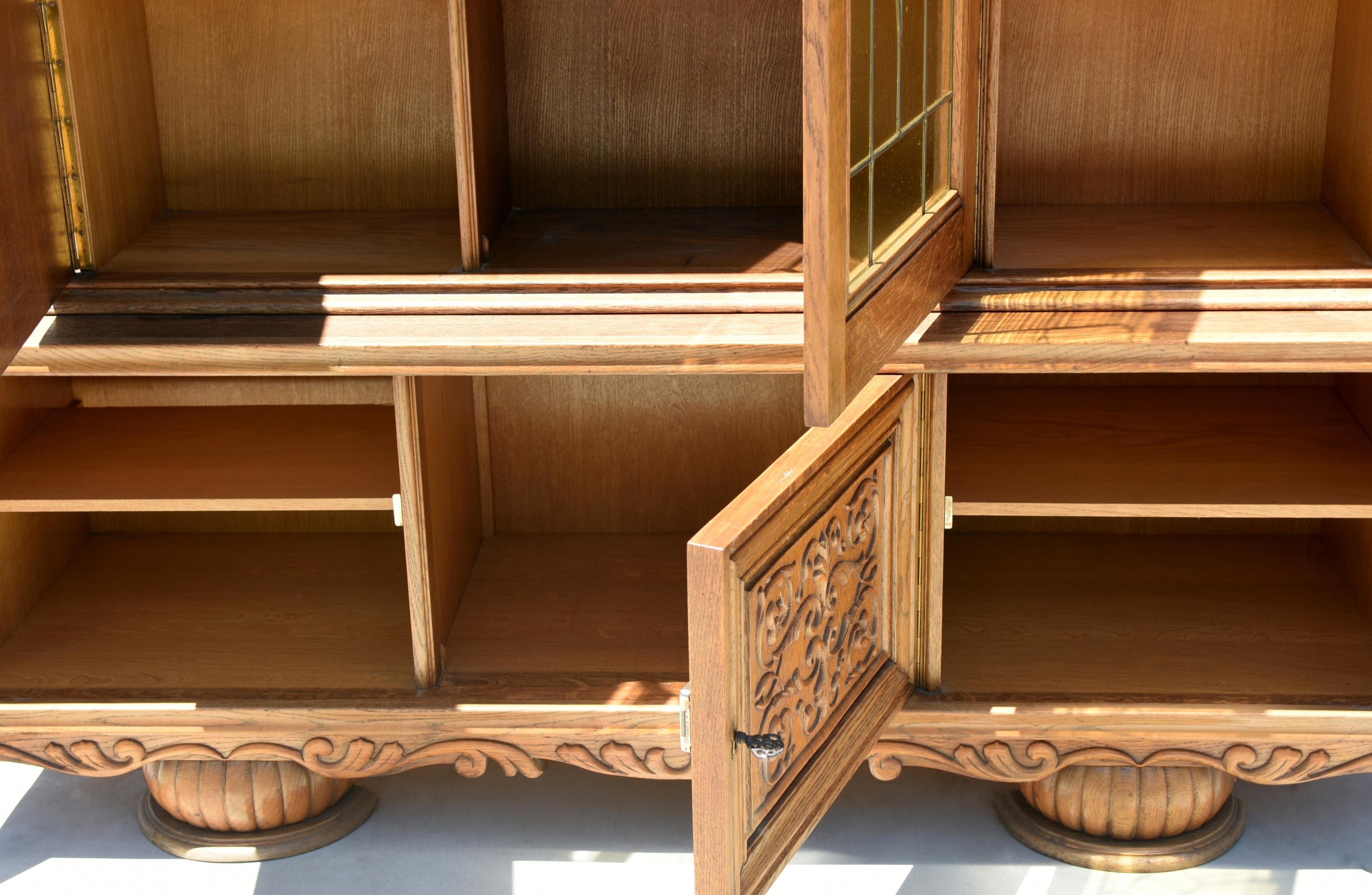 Ancienne armoire belge européenne Blonde en chêne massif Toutes les clés en vente 1