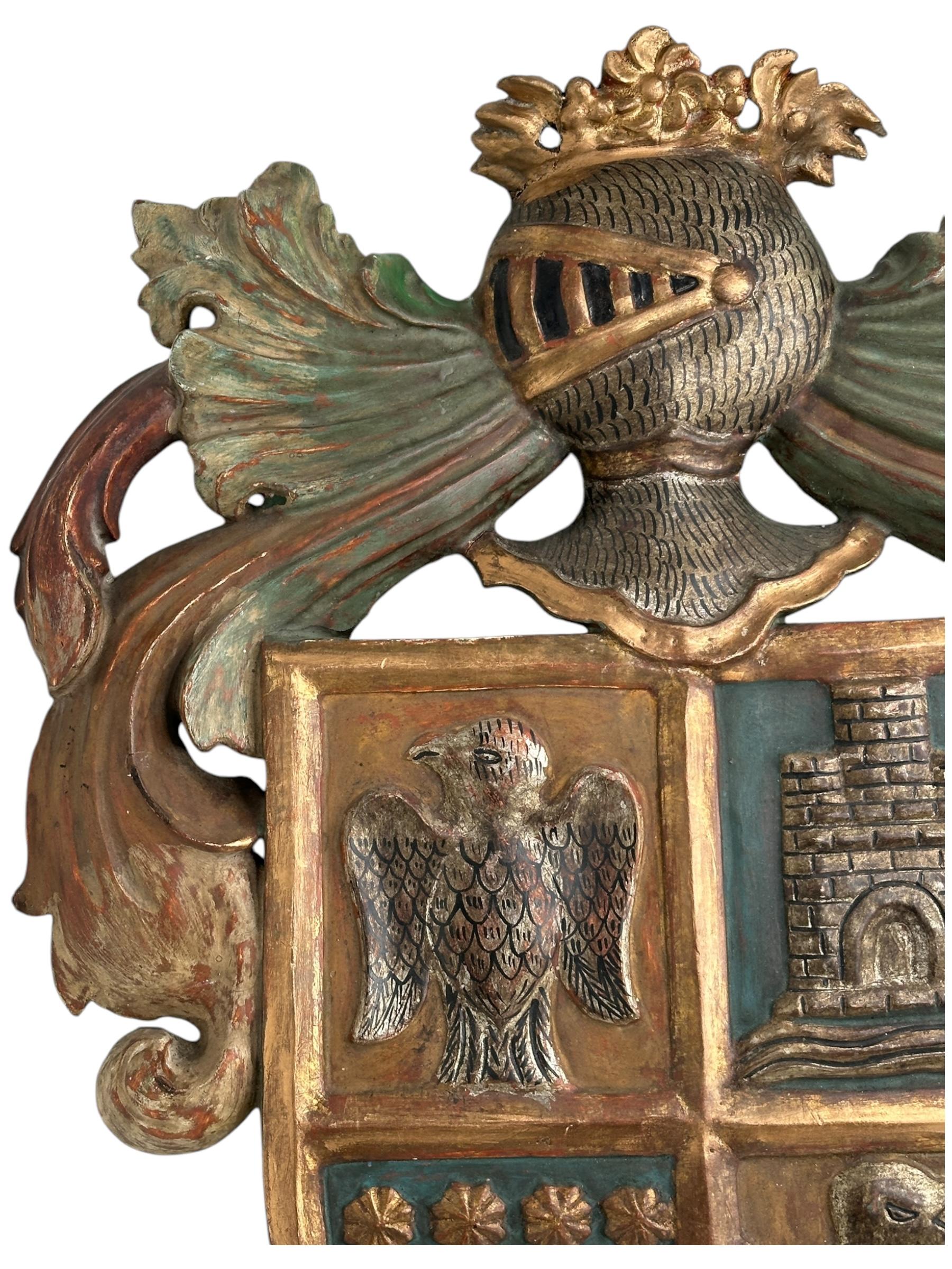 Wir freuen uns, dieses sehr sammelwürdige handgeschnitzte Wappen mit einem ritterlichen Wappen zum Verkauf anbieten zu können.

Dies ist ein außergewöhnlich gut gemachtes und dekoratives Stück. Es hat eine sehr schöne Größe und kann in jeder